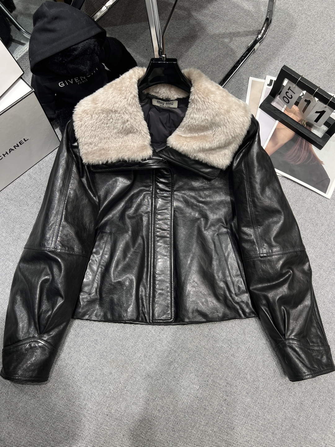 NO:606052,Comes with dust bag - MIUMI* - new autumn and winter lamb fur collar leather down, lamb fur navy collar, cool and warm, comfortable and not bulky, fabric sheepskin, liner filled with 90 white goose down, SMLXL,, miumiu, down jacket, alexander wang19860909配防尘袋——MIUMI*——秋冬新款羊羔毛领皮羽绒,羊羔毛海军领,酷飒又温暖,穿着舒适不臃肿,面料绵羊皮,内胆填充90白鹅绒,SMLXL,,miumiu,down jacket,alexander wang,Women's clothing