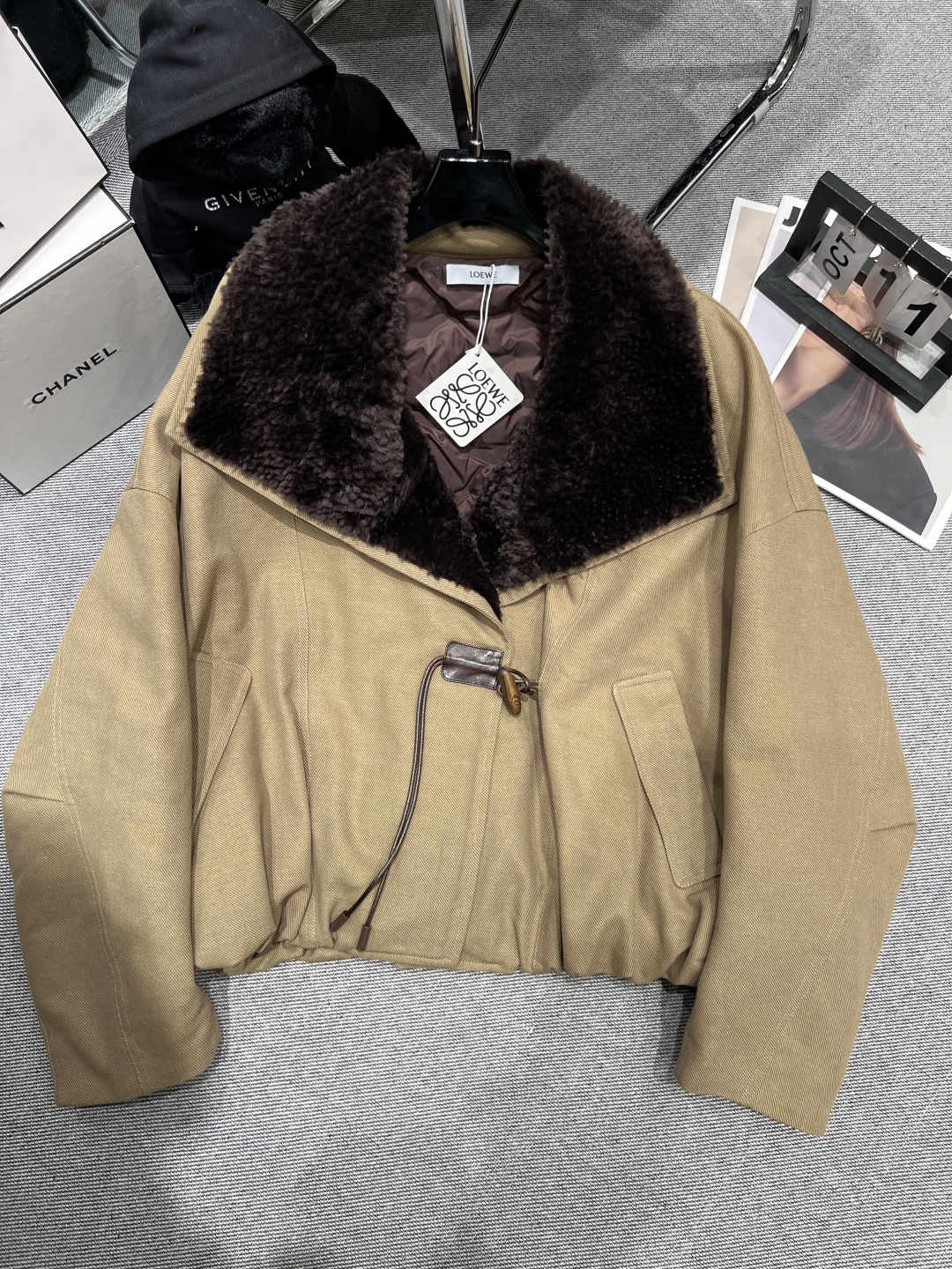 NO:605604,Equipped with dust bag - LOEW* - new autumn and winter wool collar goose down jacket, the collar is made of Spanish imported Lagon wool, full of retro feeling!  90 white goose down, size S-XL, loewe, alexander wang19860909配防尘袋——LOEW*——秋冬新款羊毛领鹅绒服,领口采用西班牙进口拉贡羊毛复古感十足！90白鹅绒,码数S-XL,,loewe,alexander wang,Women's clothing