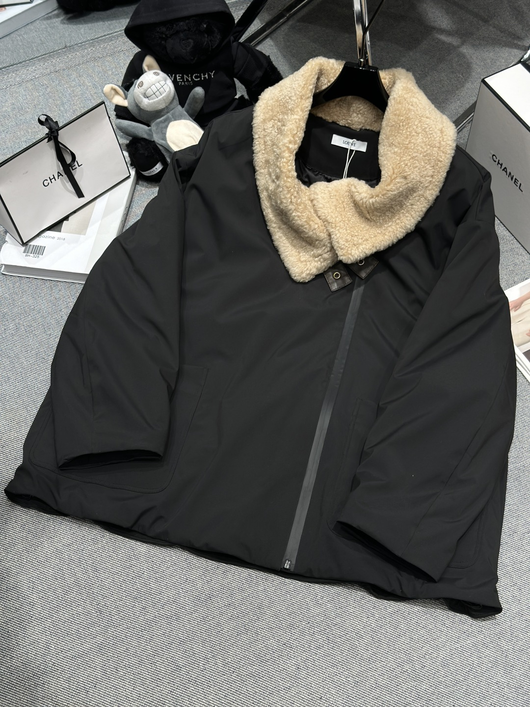 NO:606055,Equipped with dust bag - LOEW* - new autumn and winter lamb fur collar parka down jacket, fur-integrated lamb fur lapel design, windproof and waterproof fabrics with fully taped joints, easy to cope with bad weather, liner filled with 90 white goose down, SML,, loewe, jackets & coats, down jacket, alexander wang19860909配防尘袋——LOEW*——秋冬新款羊羔毛领派克羽绒外套,皮毛一体羊羔毛翻领设计,防风防水面料全压胶接络,轻松应对恶劣天气,内胆填充90白鹅绒,SML,,loewe,jackets & coats,down jacket,alexander wang,Women's clothing