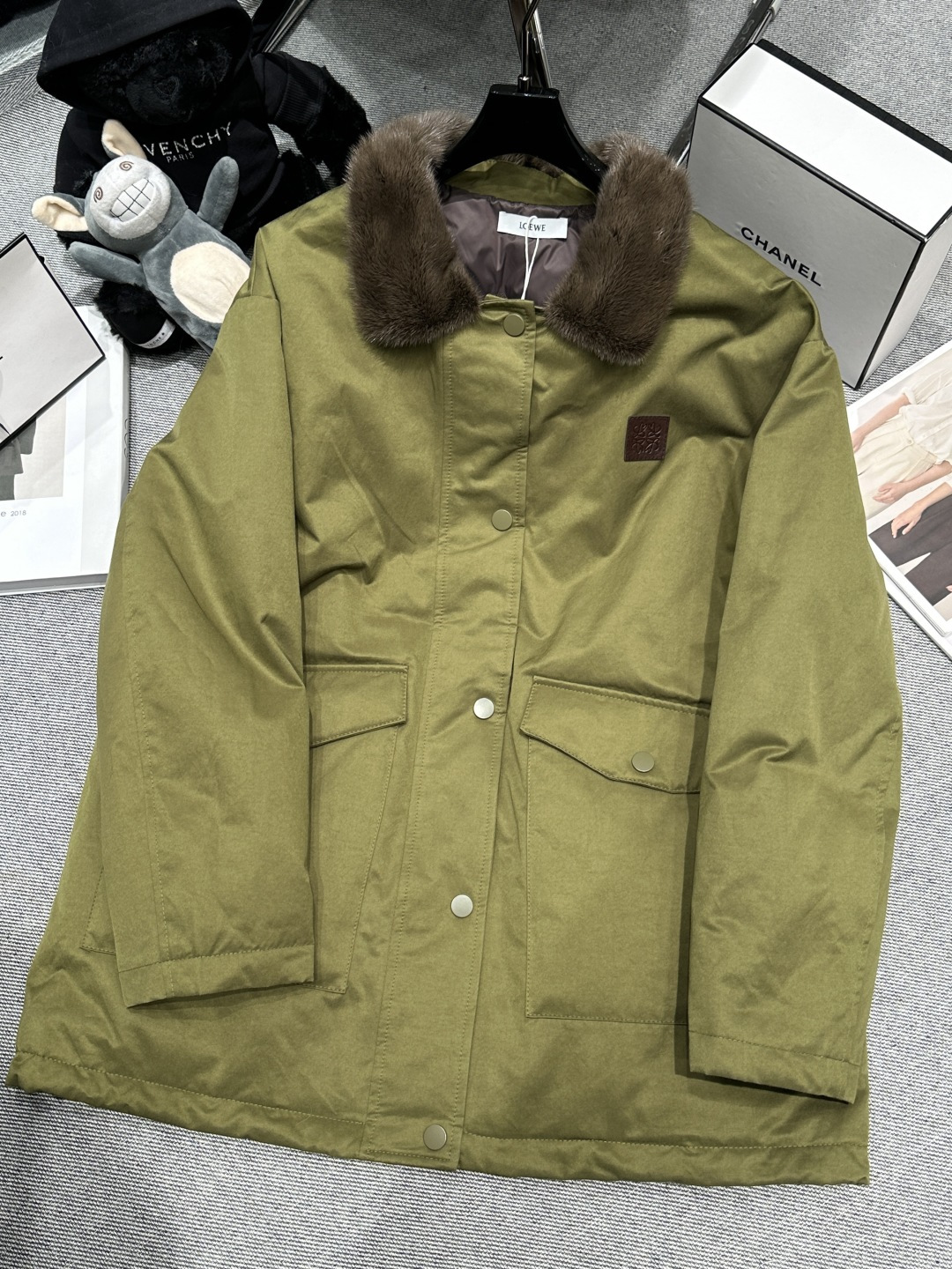NO:607821,Comes with dust bag - LOEW* - new autumn and winter mink collar down jacket, the collar is made of mink imported from Denmark, leather logo label on the chest, 90 white goose down, both warm and fashionable, size S-XL,, loewe, down jacket, alexander wang19860909配防尘袋——LOEW*——秋冬新款拼貂领羽绒服,领口采用丹麦进口貂,胸前皮质logo贴标,90白鹅绒,兼具保暖性与时尚感,码数S-XL,,loewe,down jacket,alexander wang,Women's clothing