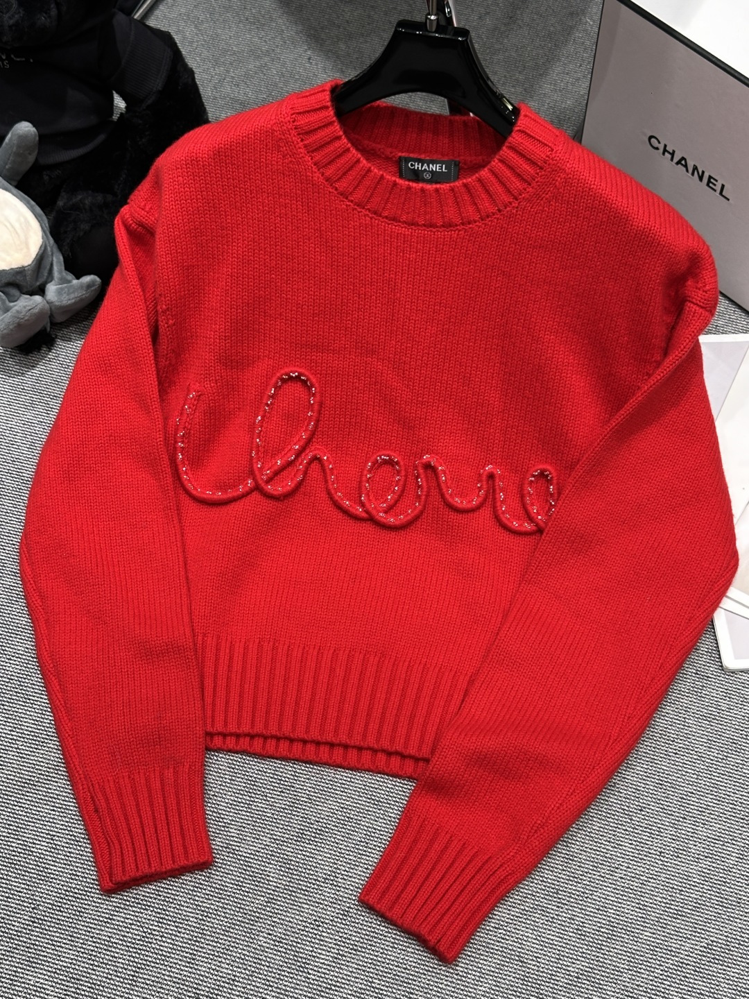 NO:606727,——Chane*——2025 autumn and winter new wool sweater, the same style as the star, with three-dimensional letter beading details on the chest, full of sophistication SML,,chanel,alexander wang19860909——Chane*——2025秋冬新款羊毛针织衫,明星同款,胸前立体字母串珠细节,精致感满满SML,,chanel,alexander wang,Women's clothing
