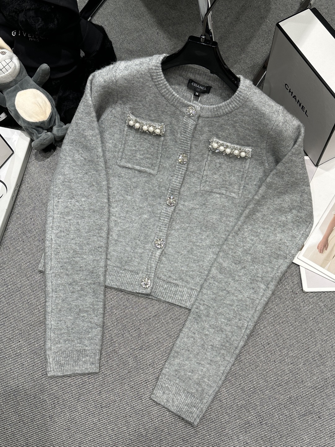 NO:606744,——Chane*——2025 new autumn and winter wool blend cardigan, embellished with pearls and diamonds, full of sophistication, cuffs and hem ribbed, warm and slim. Size SML, chanel, alexander wang19860909——Chane*——2025秋冬新款羊毛混纺开衫,点缀珍珠和镶钻,精致感满满袖口下摆罗纹收口,保暖又修身.码数SML,,chanel,alexander wang,Women's clothing