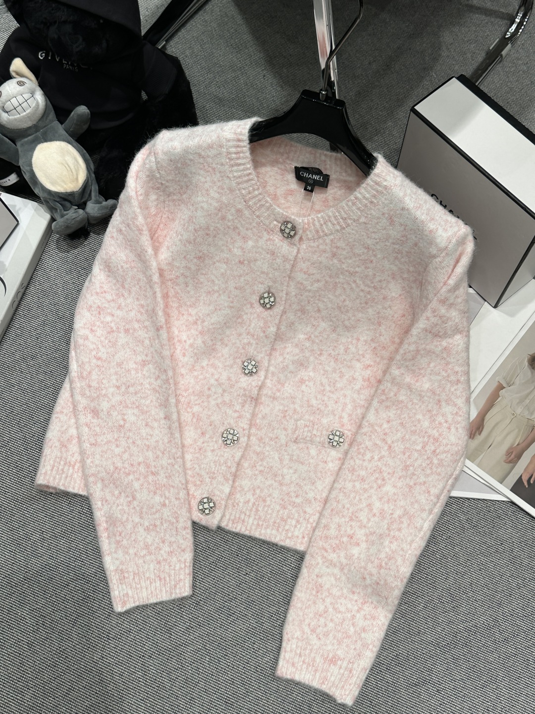 NO:606732,——Chane*——2025 autumn and winter new wool blend cardigan, decorated with flower buttons, delicate and romantic, tender pink and versatile, creating a sweet and elegant style, size SML,,chanel,alexander wang19860909——Chane*——2025秋冬新款羊毛混纺开衫,花朵纽扣点缀,精致又浪漫,嫩粉色温柔百搭,打造甜美优雅风格,码数SML,,chanel,alexander wang,Women's clothing