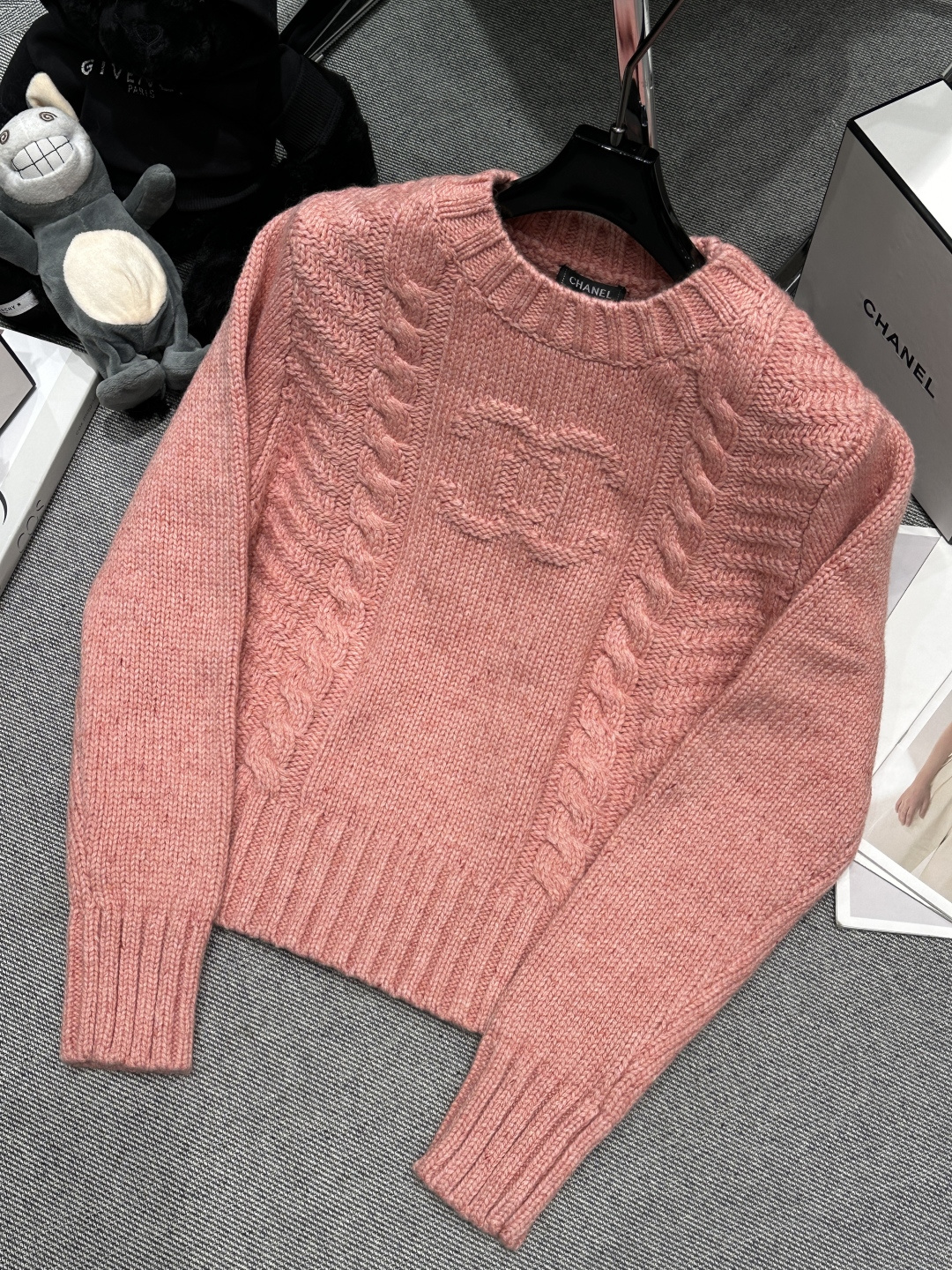 NO:606740,——Chane*——2025 autumn and winter new twist wool blended pullover, twist knitting technology, brand iconic double C pattern, size SML,,chanel,alexander wang19860909——Chane*——2025秋冬新款麻花羊毛混纺套头衫,麻花编织工艺,品牌标志性双C图案,码数SML,,chanel,alexander wang,Women's clothing