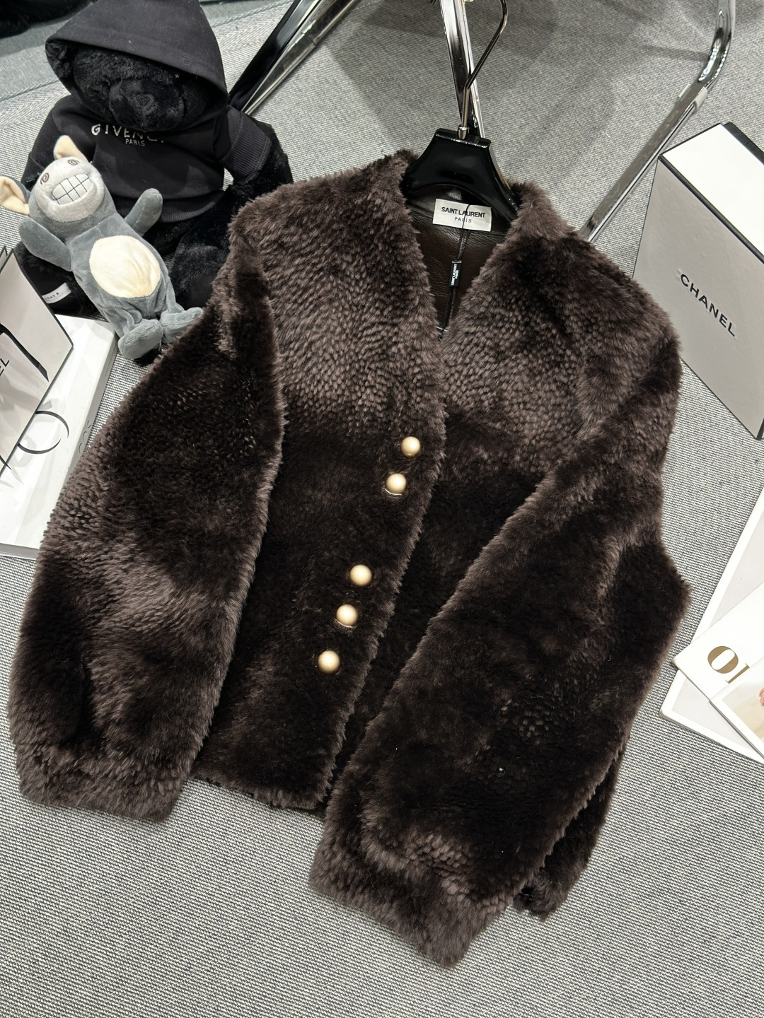 NO:606758,Equipped with dust bag - YSL - 2025 autumn and winter new Lagon fur one-piece jacket, made of Spanish imported lambskin, full of velvet feel!  Metal buttons are full of retro feel,SMLXL,,saint laurent,jackets & coats,sheepskin,alexander wang19860909配防尘袋——YSL——2025秋冬新款拉贡皮毛一体外套,采用西班牙进口小胎羊皮,绒感十足！金属纽扣复古感满满,SMLXL,,saint laurent,jackets & coats,sheepskin,alexander wang,Women's clothing