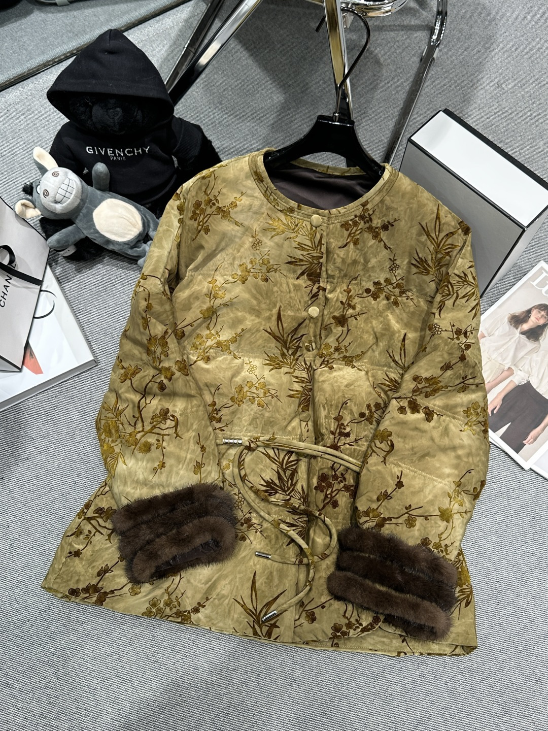 NO:606762,Equipped with dust bag - National style series* - 2025 autumn and winter new style mink goose down jacket, national style series, exquisite flower and bird embroidery, full of Chinese charm cuffs spliced ​​with imported mink fur, liner filled with 90 white goose down, SMLXL,, alexander wang19860909配防尘袋——国风系列*——2025秋冬新款拼水貂鹅绒服,国风系列,精致的花鸟刺绣,满满的中式韵味袖口拼接进口水貂毛,内胆填充90白鹅绒,SMLXL,,alexander wang,Women's clothing