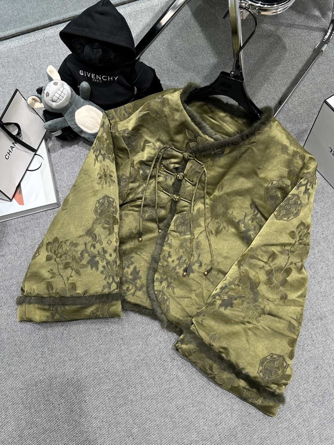 NO:606766,Comes with dust bag - National style series* - 2025 autumn and winter new style new Chinese style mink goose down jacket, Xiangyun gauze jacquard fabric, olive green floral pattern exquisite retro, oblique placket buckle knot laces, full of Chinese charm cuffs spliced ​​with imported mink fur, liner filled with 90 white goose down, SMLXL,, alexander wang19860909配防尘袋——国风系列*——2025秋冬新款新中式拼水貂鹅绒服,香云纱提花面料,橄榄绿花卉图案精致复古,斜襟盘扣绳结系带,满满的中式韵味袖口拼接进口水貂毛,内胆填充90白鹅绒,SMLXL,,alexander wang,Women's clothing