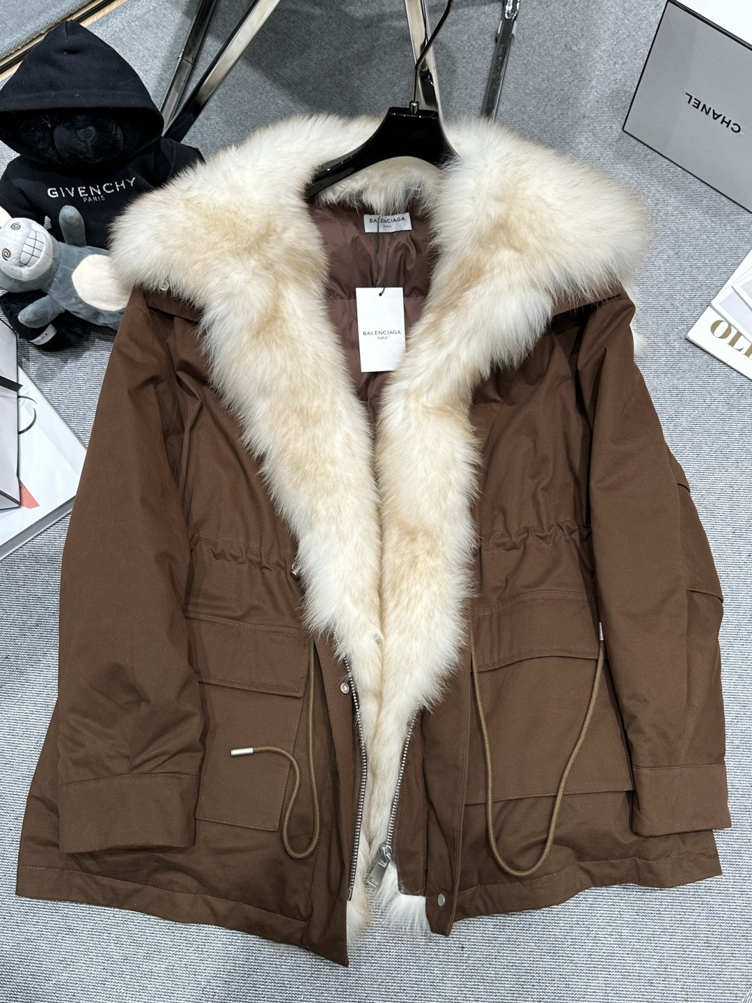 NO:606747,Equipped with dust bag - BALANCAG* - 2025 autumn and winter new fox fur collar parka goose down jacket, made of fox fur imported from Finland, soft, plump and warm, oversized fox fur navy collar shawl, liner filled with 90 white goose down, the upper body is super beautiful SMLXL,, shawls, alexander wang19860909配防尘袋——BALANCAG*——2025秋冬新款狐狸毛领派克鹅绒服,采用芬兰进口狐狸毛皮,柔软丰满保暖性强,超大的狐狸毛海军领披肩,内胆填充90白鹅绒,上身超级好看SMLXL,,shawls,alexander wang,Women's clothing