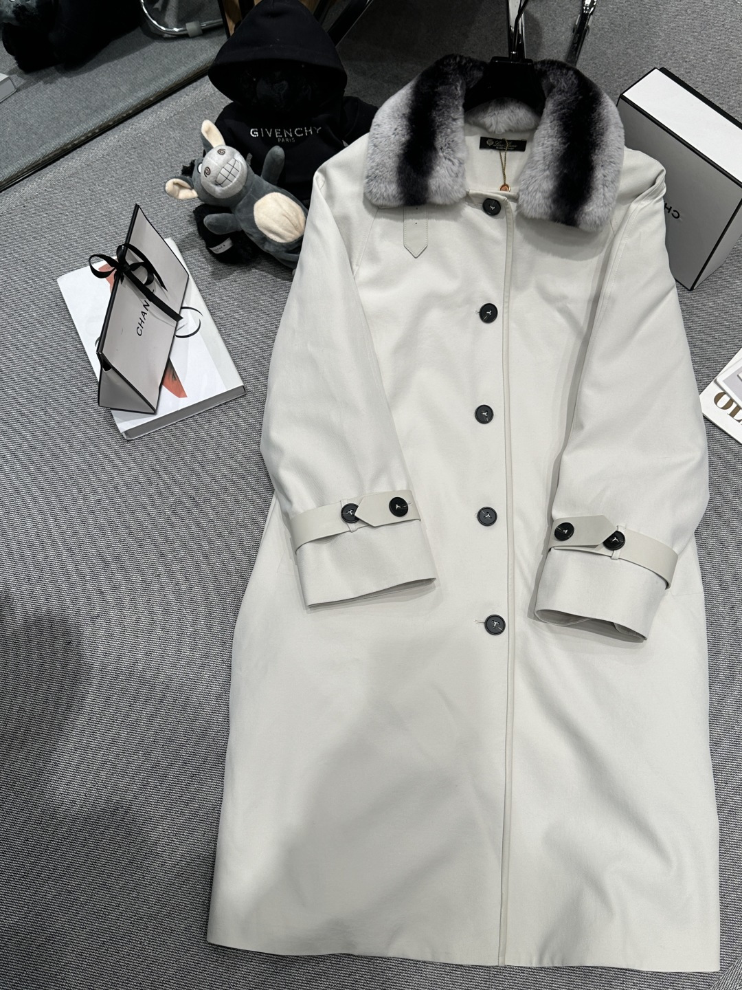 NO:607826,Equipped with dust bag - LP - the new autumn and winter rex rabbit fur collar windbreaker goose down jacket. The collar is made of imported Rex rex rabbit fur collar and is detachable. The fur is super good. The brim and placket pockets are all genuine leather. The interior is filled with 90% white goose down and the liner is removable!  S-L,,loro piana,hats,alexander wang19860909配防尘袋——LP——秋冬新款獭兔毛领风衣鹅绒服,领口采用进口雷克斯獭兔毛领可拆卸,毛流感超级好.帽檐,门襟口袋全真皮包边.内里填充90白鹅绒,内胆可拆卸！S-L,,loro piana,hats,alexander wang,Women's clothing