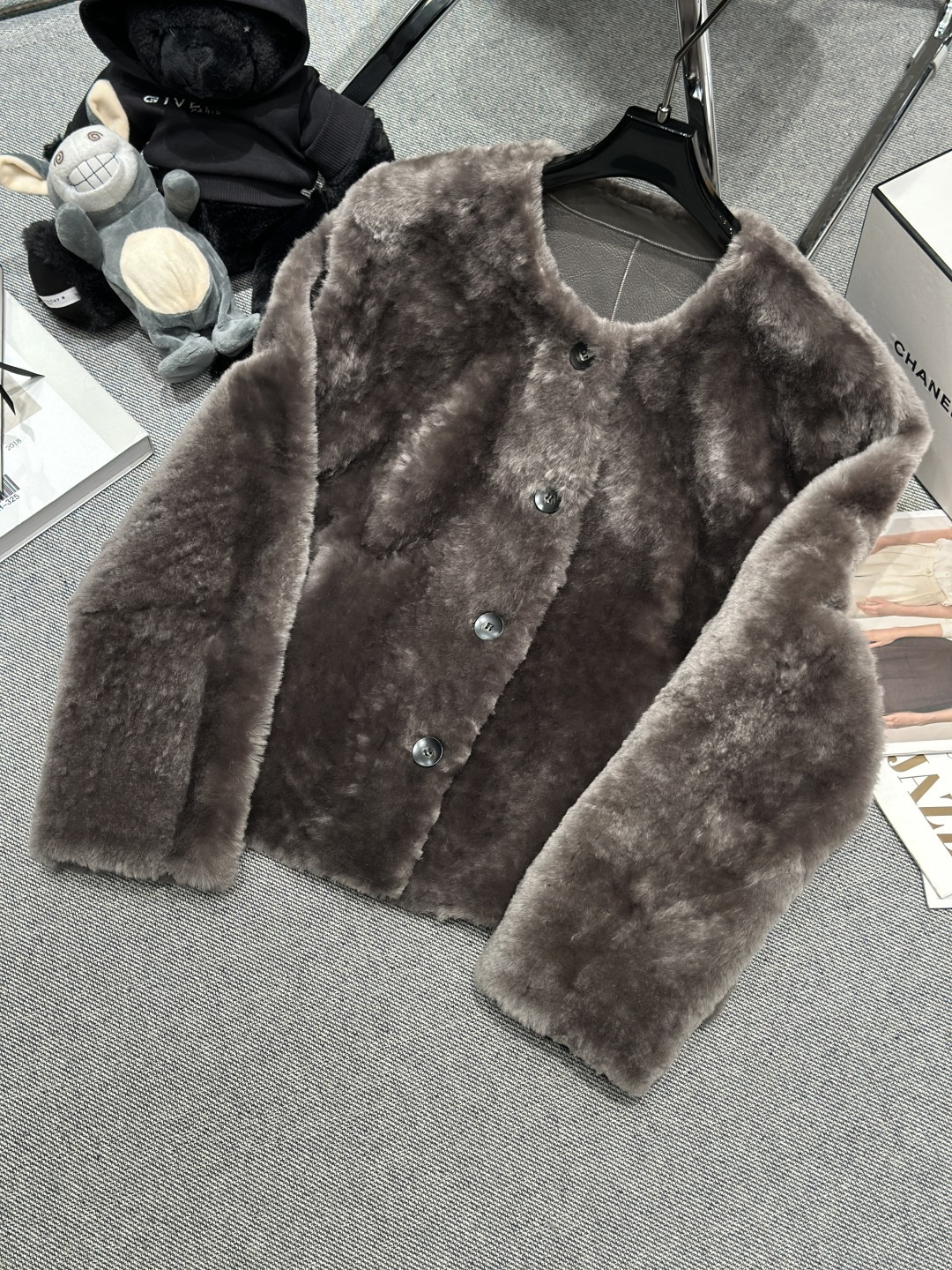 NO:609511,Equipped with dust bag - LOEW* - 2025 autumn and winter new fur one-piece jacket, made of French imported Lagon fur one-piece material, short design, round neck horn buckle, simple and elegant, SMLXL,, loewe, jackets & coats, alexander wang19860909配防尘袋——LOEW*——2025秋冬新款皮毛一体外套,采用法国进口拉贡皮毛一体材质,短款设计圆领牛角扣,简约又显气质,SMLXL,,loewe,jackets & coats,alexander wang,Women's clothing