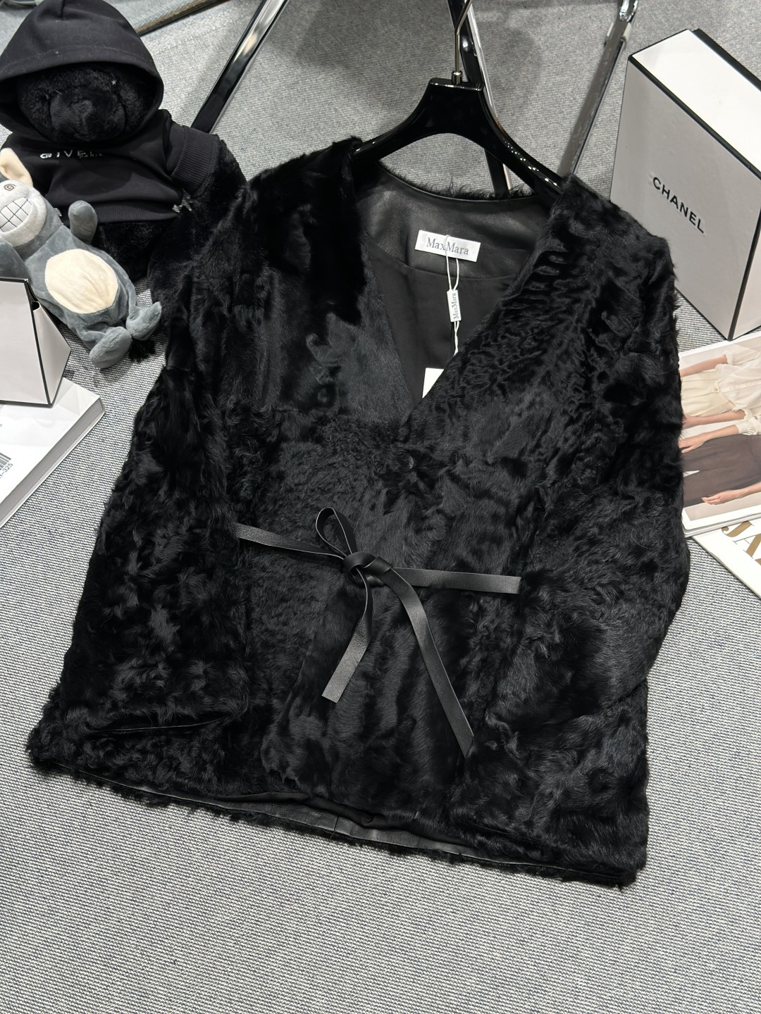 NO:608711,Equipped with dust bag - MAX MAR* - 2025 autumn and winter new small lake sheep jacket, using top quality small lake sheep imported from Spain, small V-neck belt design, fashionable SMLXL,, jackets & coats, alexander wang19860909配防尘袋——MAX MAR*——2025秋冬新款小湖羊外套,采用西班牙进口顶级优质小湖羊,小V领腰带设计,时尚洋气SMLXL,,jackets & coats,alexander wang,Women's clothing