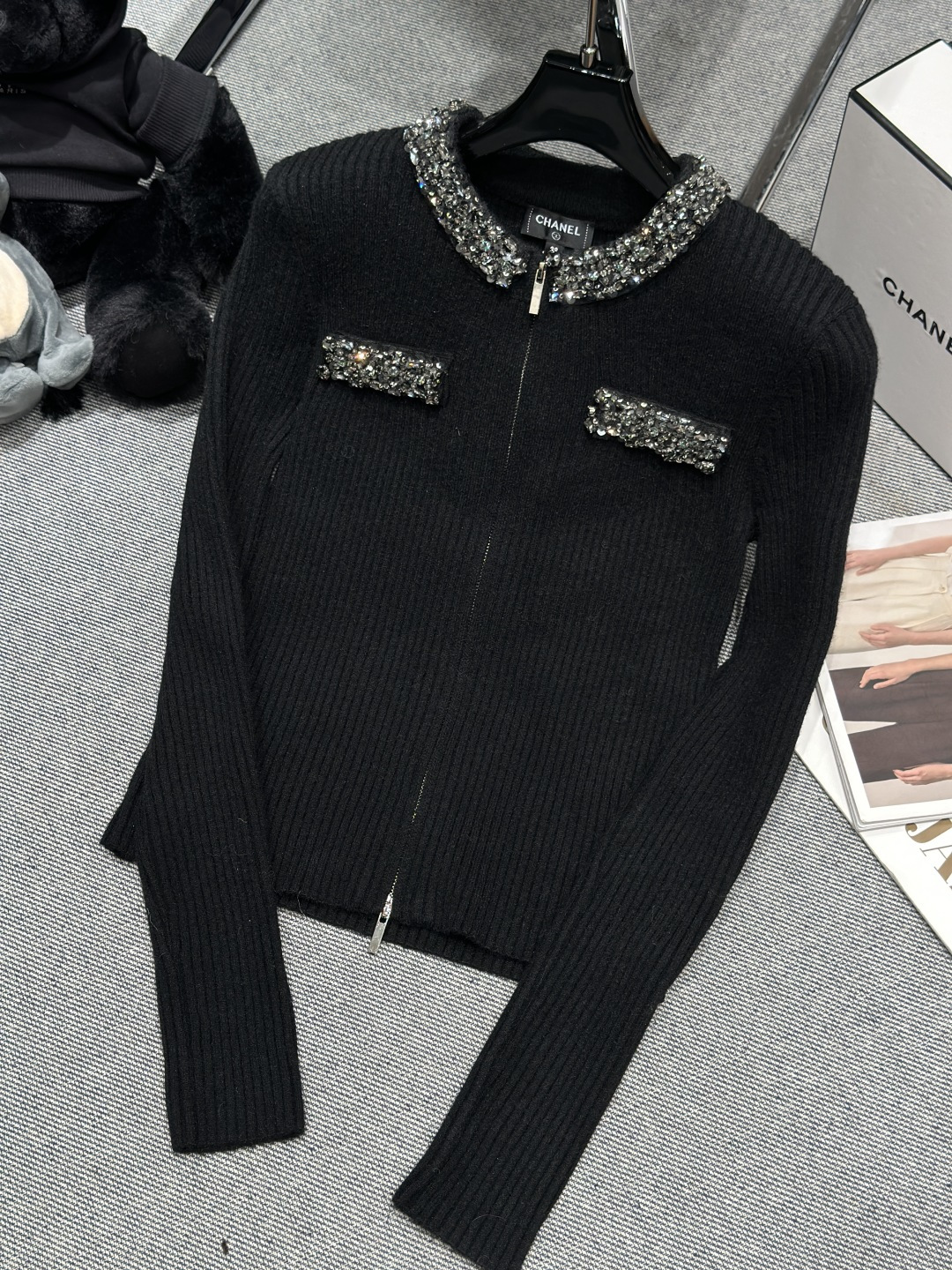 NO:608735,——Chane*——2025 new autumn and winter wool blended stud cardigan, with shiny studs on the collar and chest, full of sophistication. Size SML,,chanel,alexander wang19860909——Chane*——2025秋冬新款羊毛混纺钉钻开衫,衣领和胸前装饰闪亮钉钻,精致感满满.码数SML,,chanel,alexander wang,Women's clothing