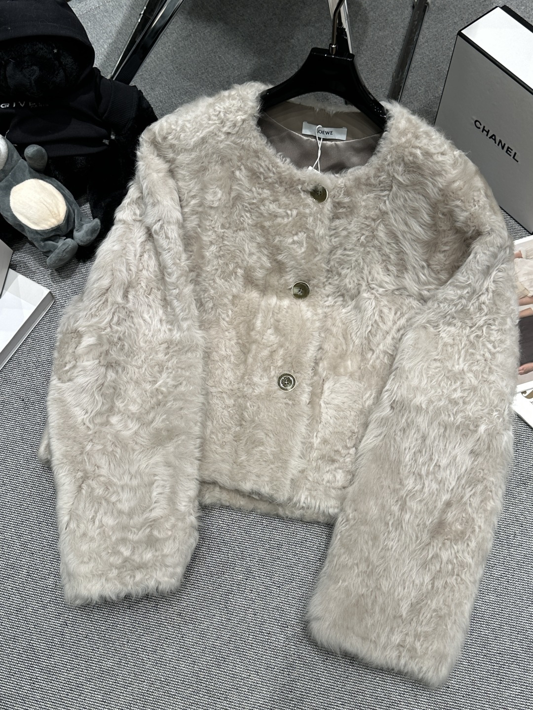 NO:608721,Equipped with dust bag - LOEW* - 2025 autumn and winter new Xiaohu sheep fur one-piece jacket, using top quality imported Xiaohu sheep, fashionable style, SMLXL,, loewe, jackets & coats, sheepskin, alexander wang19860909配防尘袋——LOEW*——2025秋冬新款小湖羊皮毛一体外套,采用顶级优质进口小湖羊,版型时尚洋气,SMLXL,,loewe,jackets & coats,sheepskin,alexander wang,Women's clothing