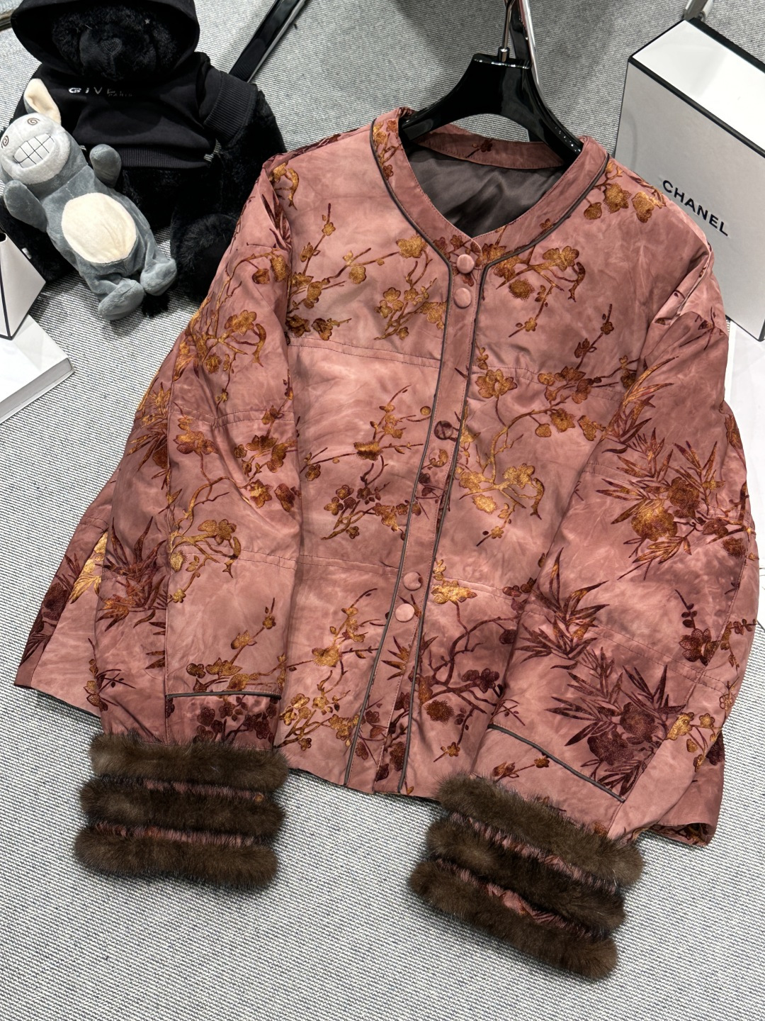 NO:608731,Equipped with dust bag - National style series* - 2025 autumn and winter new style new Chinese style mink goose down jacket, retro branch and leaf jacquard flocking fabric, full of Chinese charm cuffs spliced ​​with imported mink fur, liner filled with 90 white goose down, SMLXL,, alexander wang19860909配防尘袋——国风系列*——2025秋冬新款新中式拼水貂鹅绒服,复古枝叶提花植绒面料,满满的中式韵味袖口拼接进口水貂毛,内胆填充90白鹅绒,SMLXL,,alexander wang,Women's clothing