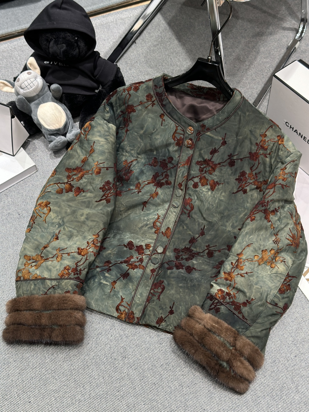 NO:638124,——National style series*——2025 autumn and winter new new Chinese-style mink goose down jacket, retro branch and leaf jacquard flocking fabric, full of Chinese charm cuffs spliced ​​with imported mink fur, liner filled with 90 white goose down, SMLXL, women's clothing, alexander wang19860909——国风系列*——2025秋冬新款新中式拼水貂鹅绒服,复古枝叶提花植绒面料,满满的中式韵味袖口拼接进口水貂毛,内胆填充90白鹅绒,SMLXL,女装,alexander wang,Women's clothing