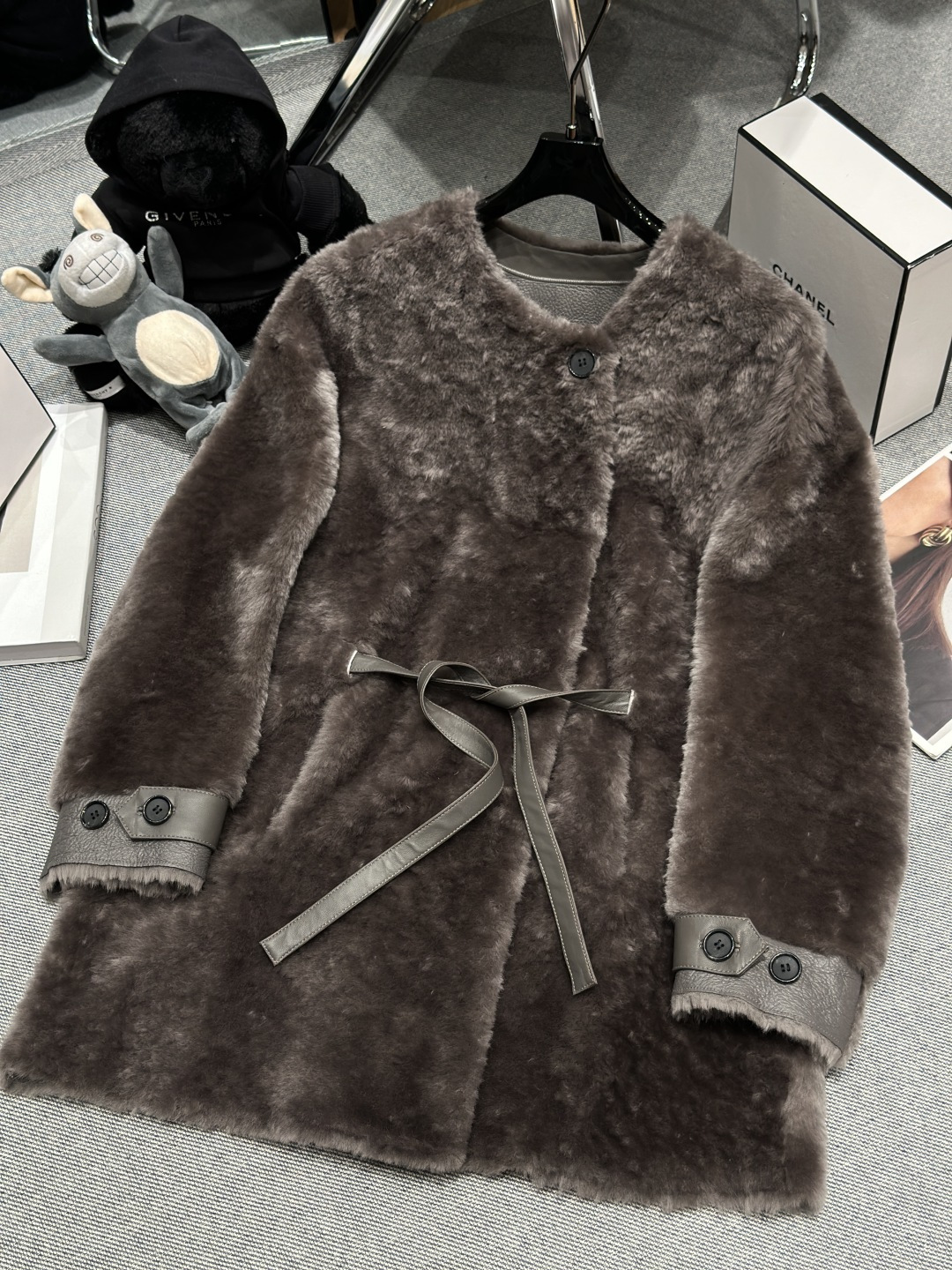 NO:608706,Equipped with dust bag - MAXMAR* - 2025 autumn and winter new fur one-piece jacket, made of top-quality merino wool imported from Australia, with super texture, round collar and lambskin buckle design, long and long silhouette, easy to wear with a big-brand feel. SMLXL,,jackets & coats,sheepskin,alexander wang19860909配防尘袋——MAXMAR*——2025秋冬新款皮毛一体外套,采用顶级进澳洲进口美利奴羊毛,质感超强,圆领袖口拼小羊皮扣设计,大长款的廓形,轻松穿出大牌感.SMLXL,,jackets & coats,sheepskin,alexander wang,Women's clothing