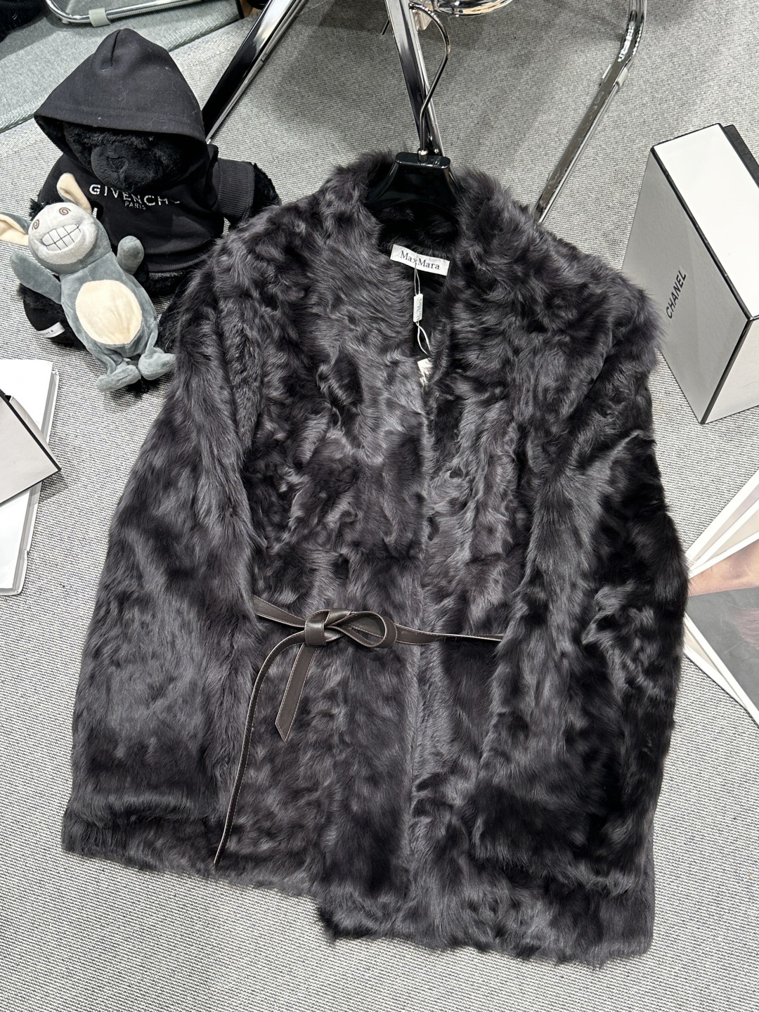 NO:609548,Equipped with dust bag - MAX MAR* - 2025 autumn and winter new small lake sheep jacket, using top quality small lake sheep imported from Spain, V-neck belt design, slim and elegant SMLXL,, jackets & coats, alexander wang19860909配防尘袋——MAX MAR*——2025秋冬新款小湖羊外套,采用西班牙进口顶级优质小湖羊,V领腰带设计,显瘦又有气质SMLXL,,jackets & coats,alexander wang,Women's clothing