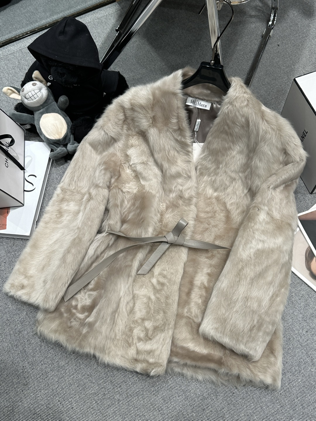 NO:609542,Equipped with dust bag - MAX MAR* - 2025 autumn and winter new small lake sheep jacket, using top quality small lake sheep imported from Spain, V-neck belt design, slim and elegant SMLXL,, jackets & coats, alexander wang19860909配防尘袋 ——MAX MAR*——2025秋冬新款小湖羊外套,采用西班牙进口顶级优质小湖羊,V领腰带设计,显瘦又有气质SMLXL,,jackets & coats,alexander wang,Women's clothing