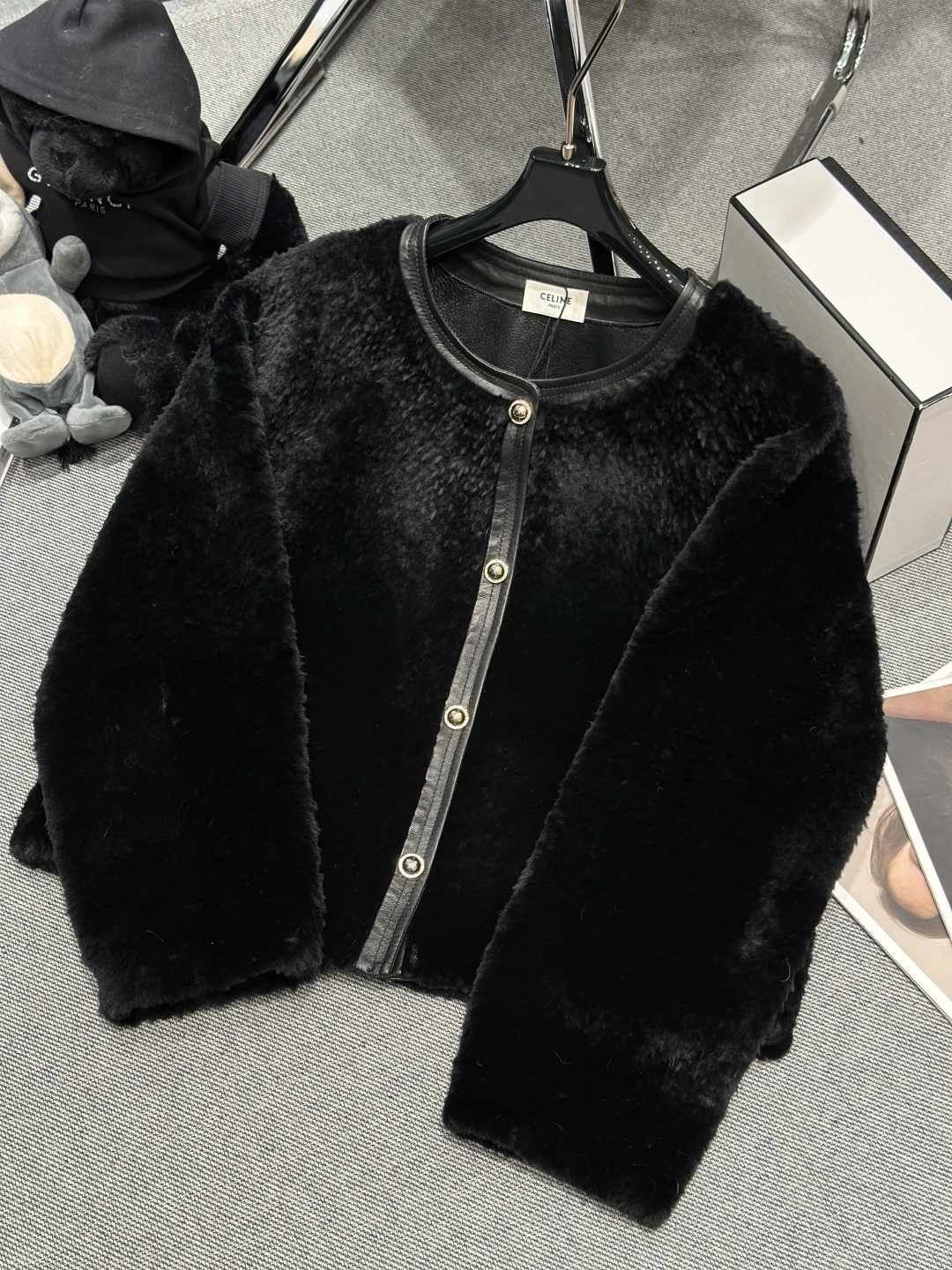 NO:610386,Comes with dust bag - Celin* - 2025 autumn and winter fur integrated short coat, round neck design, single row metal button placket and leather binding, the overall style is simple and capable, using French imported Lagon sheep fur, soft and fluffy with luxurious texture, both warmth and high-end fashion. Size S-XL,,celine,jackets & coats,sheepskin,alexander wang19860909配防尘袋——Celin*——2025秋冬皮毛一体短款外套,圆领设计,单排金属纽扣门襟皮质包边,整体风格简约干练,采用法国进口拉贡羊皮毛,柔软蓬松且质感奢华,兼具保暖性与高级时尚感.码数S-XL,,celine,jackets & coats,sheepskin,alexander wang,Women's clothing