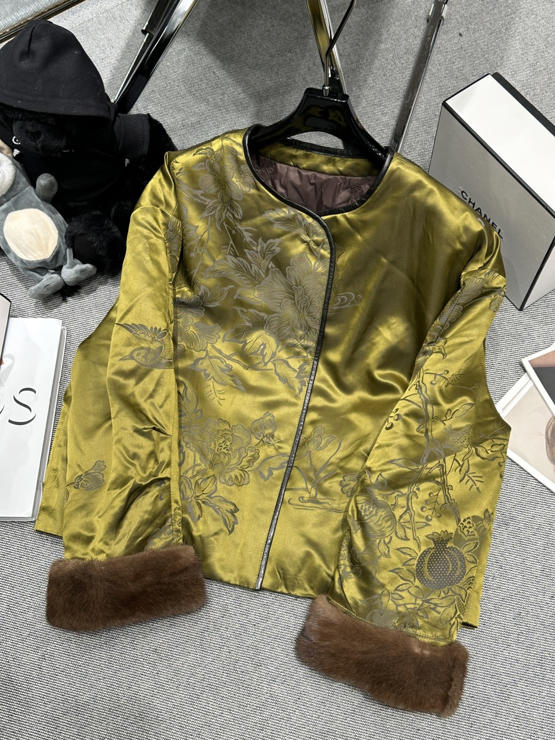 NO:609503,Equipped with dust bag - Chinese style series* - 2025 autumn and winter new style new Chinese style mink goose down jacket, silk satin collar with sheepskin edges, full Chinese style cuffs with imported mink fur, liner filled with 90 white goose down, SMLXL,, sheepskin, real silk, alexander wang19860909配防尘袋——国风系列*——2025秋冬新款新中式拼水貂鹅绒服,真丝缎面领口拼绵羊皮边,满满的中式韵味袖口拼接进口水貂毛,内胆填充90白鹅绒,SMLXL,,sheepskin,real silk,alexander wang,Women's clothing