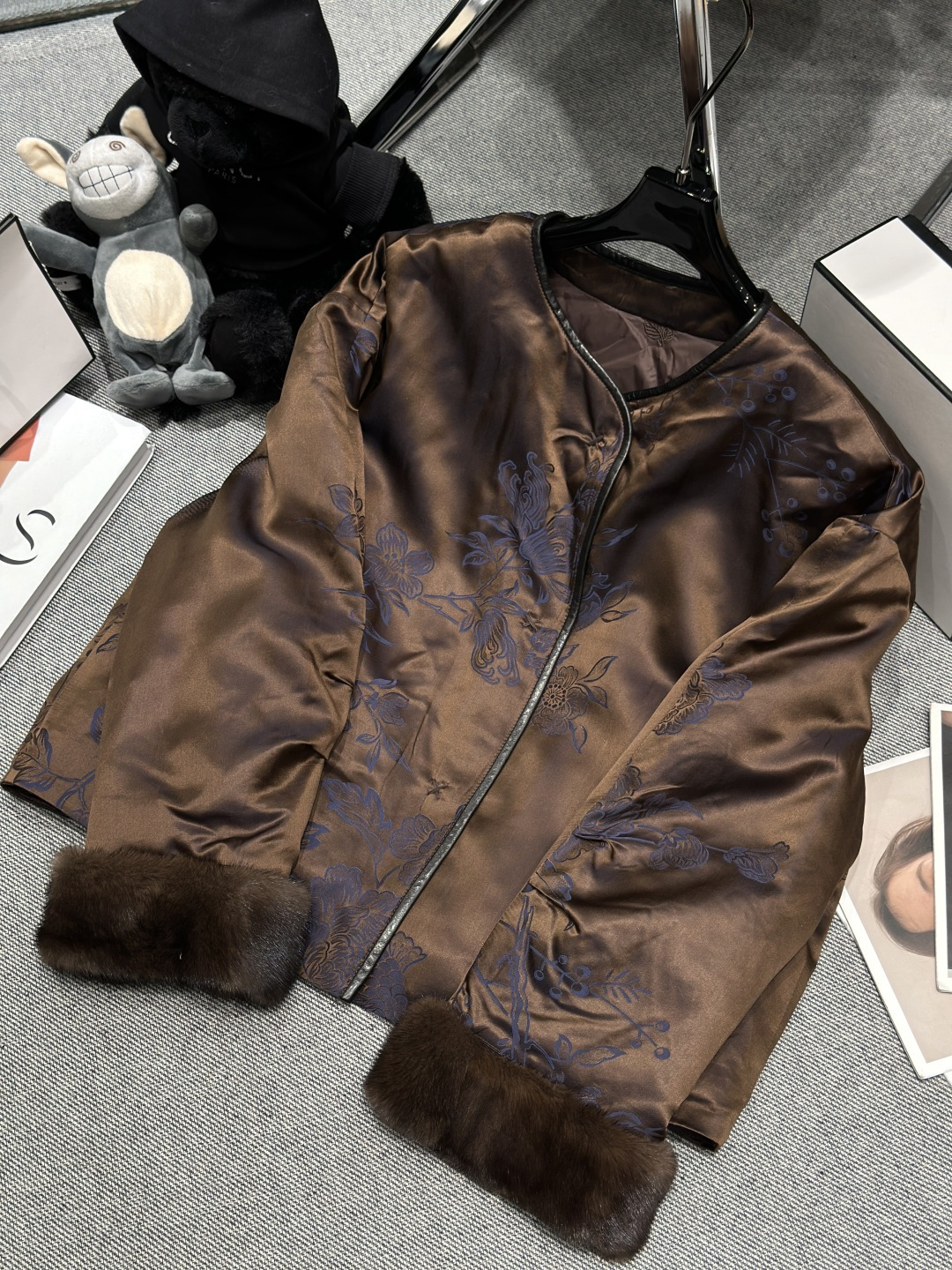 NO:638139,——National style series*——2025 autumn and winter new Chinese-style mink goose down jacket, silk satin neckline with sheepskin edges, full Chinese style cuffs with imported mink hair, liner filled with 90 white goose down, SMLXL, women's clothing, sheepskin, real silk, alexander wang19860909——国风系列*——2025秋冬新款新中式拼水貂鹅绒服,真丝缎面领口拼绵羊皮边,满满的中式韵味袖口拼接进口水貂毛,内胆填充90白鹅绒,SMLXL,女装,sheepskin,real silk,alexander wang,Women's clothing