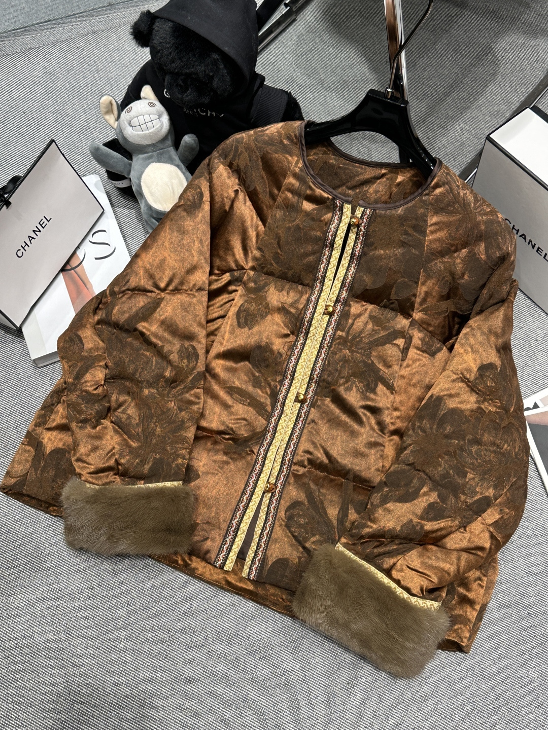 NO:609507,Equipped with dust bag - National style series* - 2025 autumn and winter new style new Chinese style mink goose down jacket, ethnic style webbing on the placket, full of oriental charm cuffs spliced ​​with imported mink fur, liner filled with 90 white goose down, SMLXL,, alexander wang19860909配防尘袋——国风系列*——2025秋冬新款新中式拼水貂鹅绒服,门襟民族风织带,满满的东方韵味袖口拼接进口水貂毛,内胆填充90白鹅绒,SMLXL,,alexander wang,Women's clothing