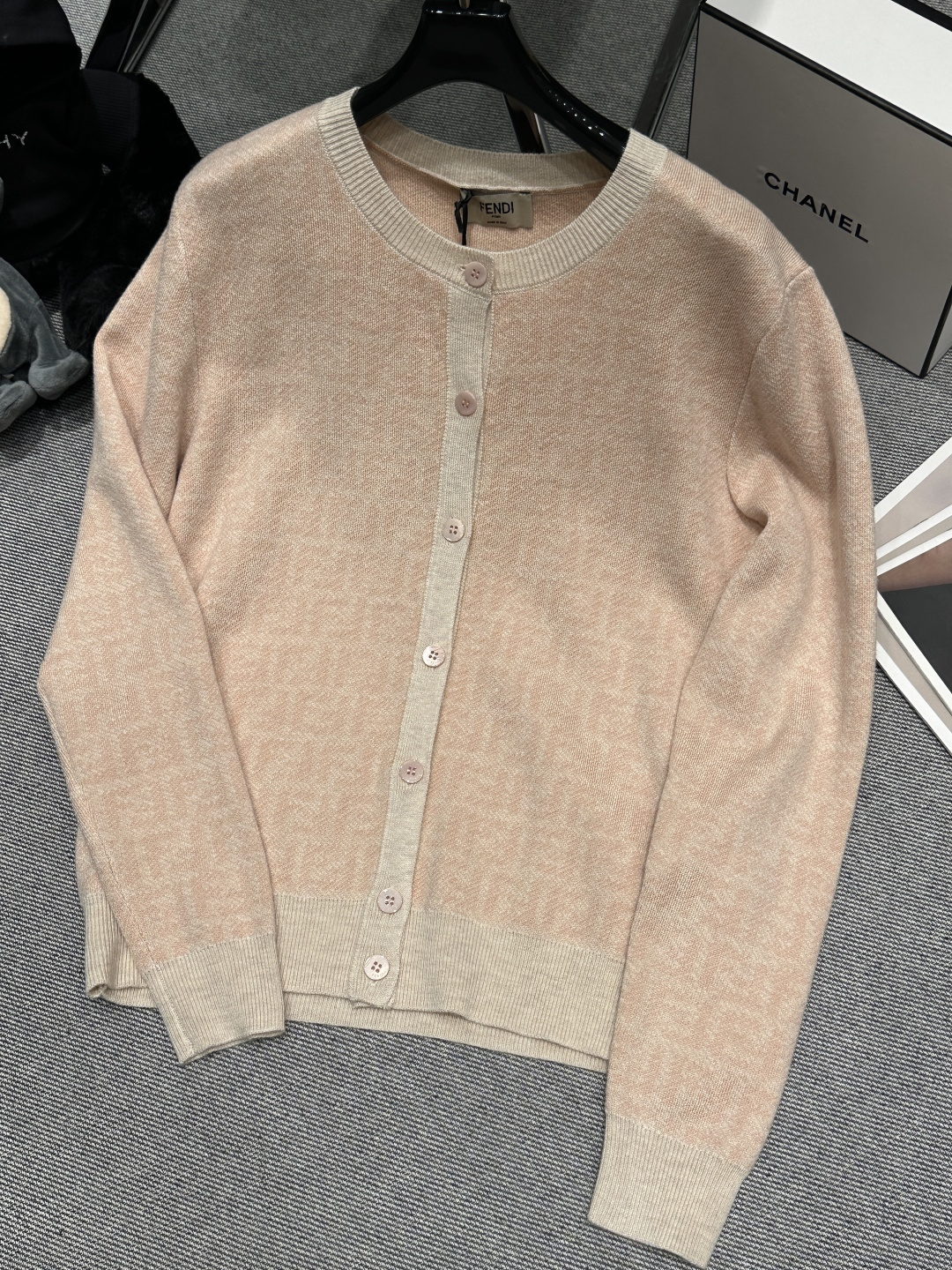 NO:610364,——FEND*——2025 autumn and winter new presbyopic knitted cardigan, made of high-quality yarn, soft and skin-friendly, light pink, gentle and versatile, size S-XL,, fendi, alexander wang19860909——FEND*——2025秋冬新款老花针织开衫,采用高品质纱线柔软亲肤,淡粉色温柔百搭,码数S-XL,,fendi,alexander wang,Women's clothing