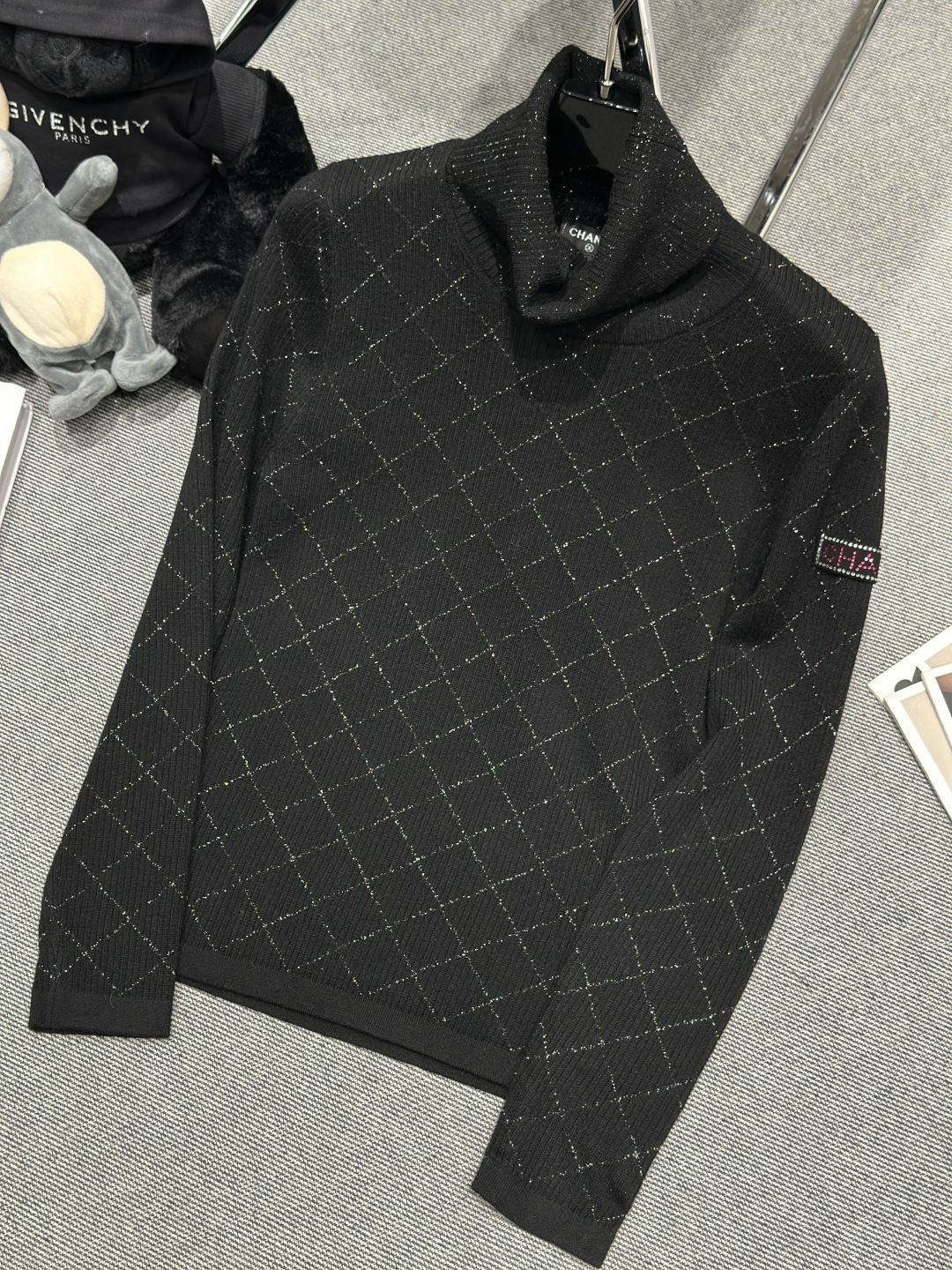 NO:610358,——Chane*——2025 autumn and winter new wool blended turtleneck pullover, classic Neige series, silver rhombus texture with starlight feel, brand logo embellishment on sleeves and arms, size SML,,chanel,alexander wang19860909——Chane*——2025秋冬新款羊毛混纺高领套头衫,经典Neige系列,银丝菱格纹理自带星光感,袖臂品牌标识点缀,码数SML,,chanel,alexander wang,Women's clothing