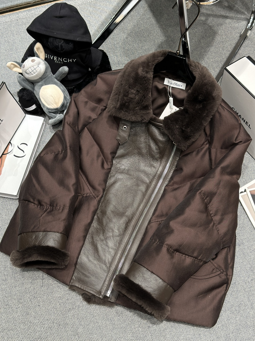 NO:610369,19860909配防尘袋——MaxMar*——2025秋冬新款皮毛一体鹅绒服,采用大翻领设计,光泽感超强真丝面料,袖口和领子采用羊羔毛皮一体,整体版型简约大气,填充90白鹅绒,码数S-XL,,real silk,alexander wang,Women's clothing