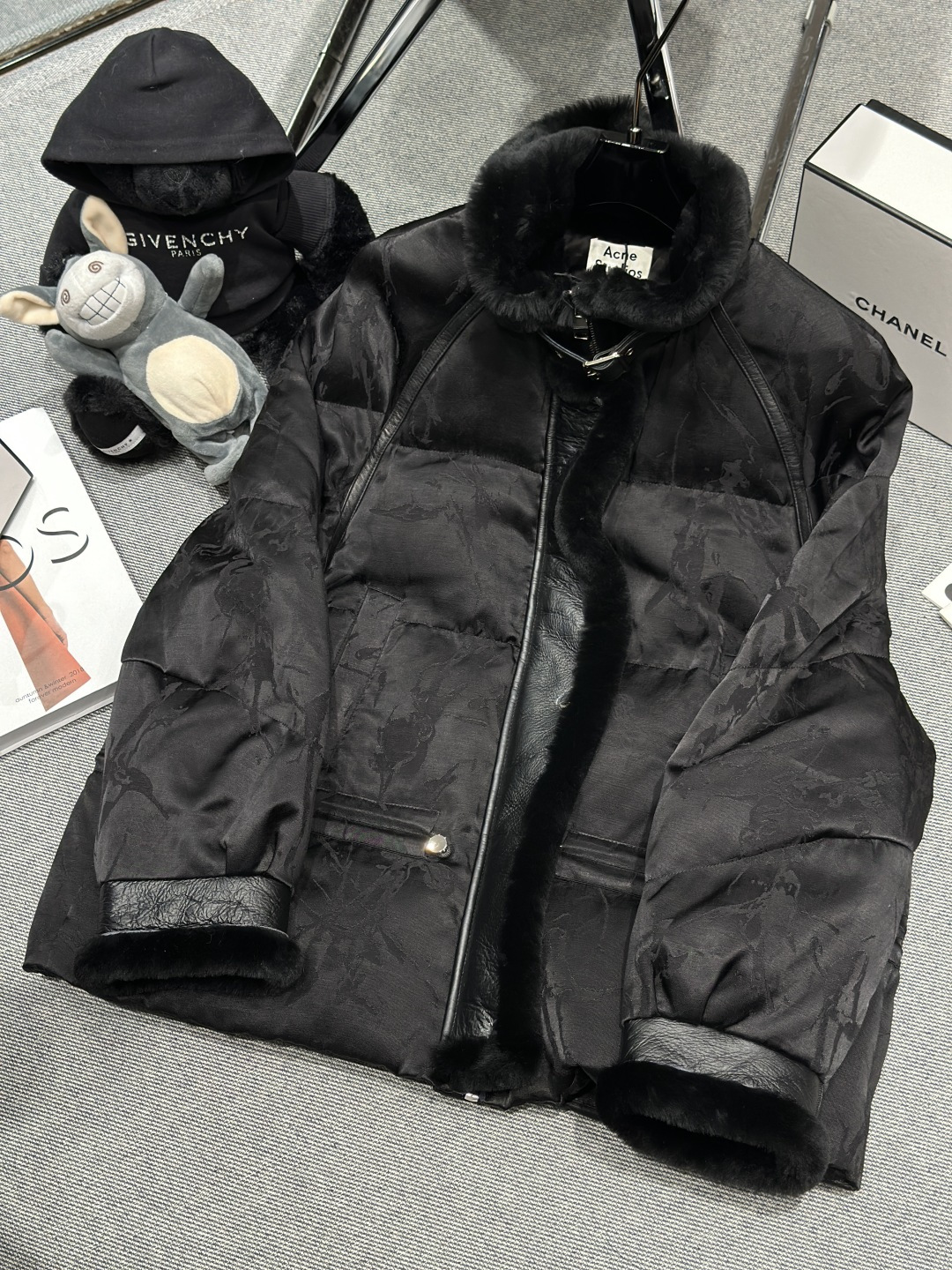NO:610372,Equipped with dust bag - ACNE Studio* - 2025 new autumn and winter fur integrated goose down jacket, stand-up collar with lambskin design and goatskin buckle, linen jacquard fabric, strong gloss. The inner liner is filled with 90 white goose down, SMLXL,,acne studios,dior,sheepskin,alexander wang19860909配防尘袋——ACNE Studio*——2025秋冬新款拼皮毛一体鹅绒服,立领羊羔毛设计山羊皮扣,亚麻提花面料,光泽感强.内胆填充90白鹅绒,SMLXL,,acne studios,dior,sheepskin,alexander wang,Women's clothing