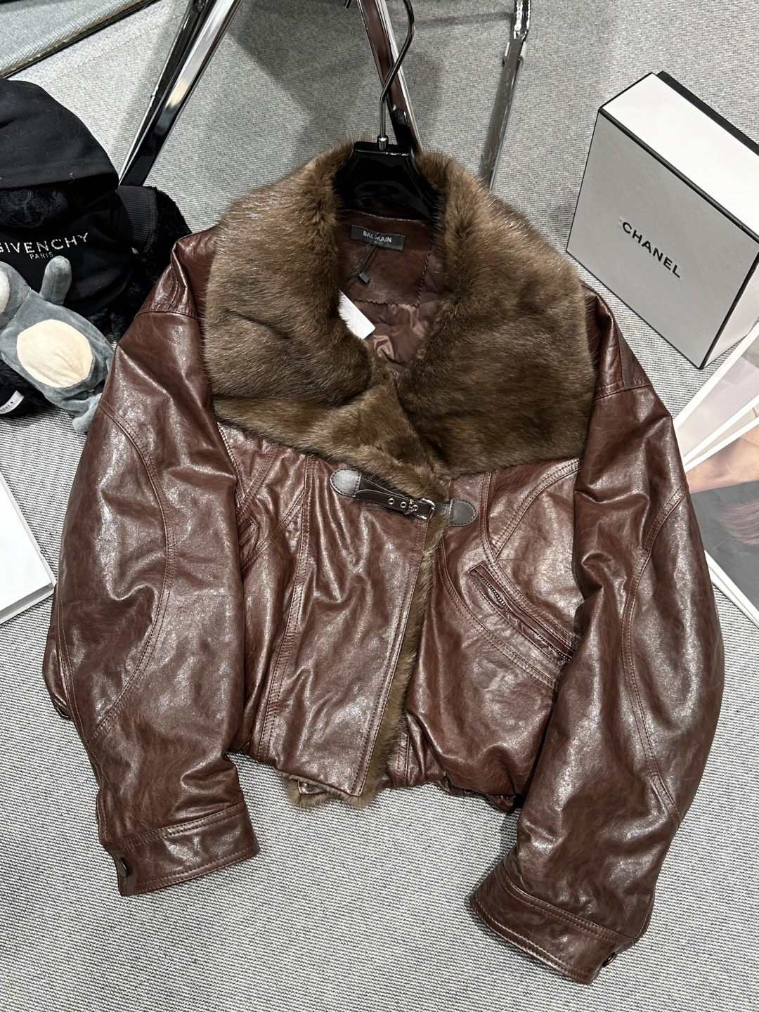 NO:610380,Equipped with dust bag - BALMAI* - 2025 autumn and winter new style mink collar down, the collar placket is spliced ​​into mink fur, the fur is thick and soft!  The warmth is great!  Full knife craftsmanship, large lapel design, retro and fashionable. Filled with 90 white goose down, SMLXL, balmain, down jacket, alexander wang19860909配防尘袋——BALMAI*——2025秋冬新款拼貂领皮羽绒,领口门襟拼接进水貂毛皮,皮毛浓密柔软！保暖性超棒！全抽刀工艺,大翻领的设计,复古时髦.内里填充90白鹅绒,SMLXL,,balmain,down jacket,alexander wang,Women's clothing