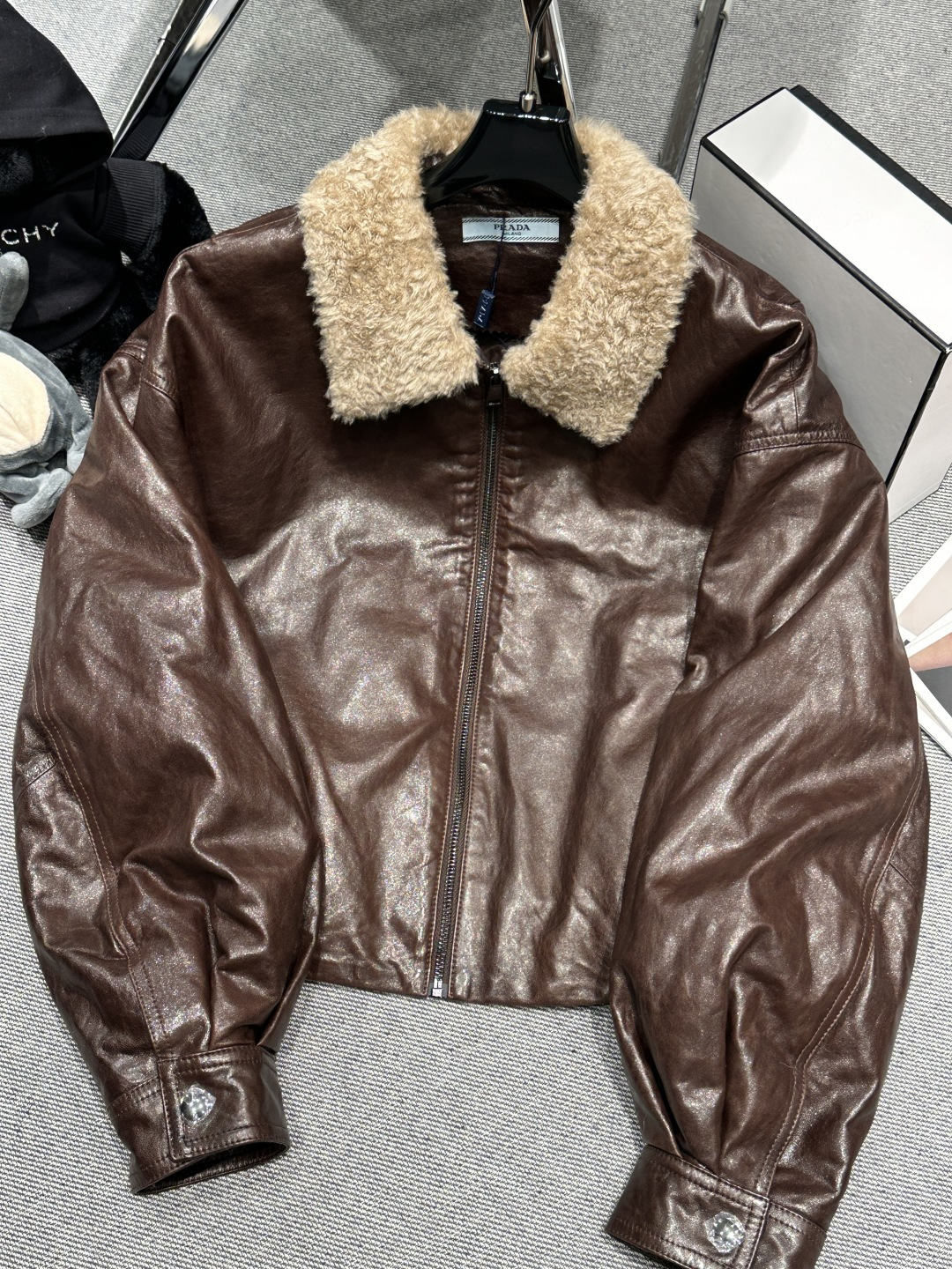 NO:610376,Equipped with dust bag - Prad* - 2025 autumn and winter new leather down, lamb fur collar design, cuff metal buckle details!  Exquisite style, fashionable upper body, made of sheepskin on the outside, 90% white goose down filling in the liner, fixed-size velvet non-running velvet SMLXL, prada, down jacket, sheepskin, alexander wang19860909配防尘袋——Prad*——2025秋冬新款皮羽绒,羊羔毛领设计,袖口金属扣细节感十足！版型精致,上身洋气时髦,外面采用绵羊皮,内胆填充90白鹅绒,定格充绒不跑绒SMLXL,,prada,down jacket,sheepskin,alexander wang,Women's clothing