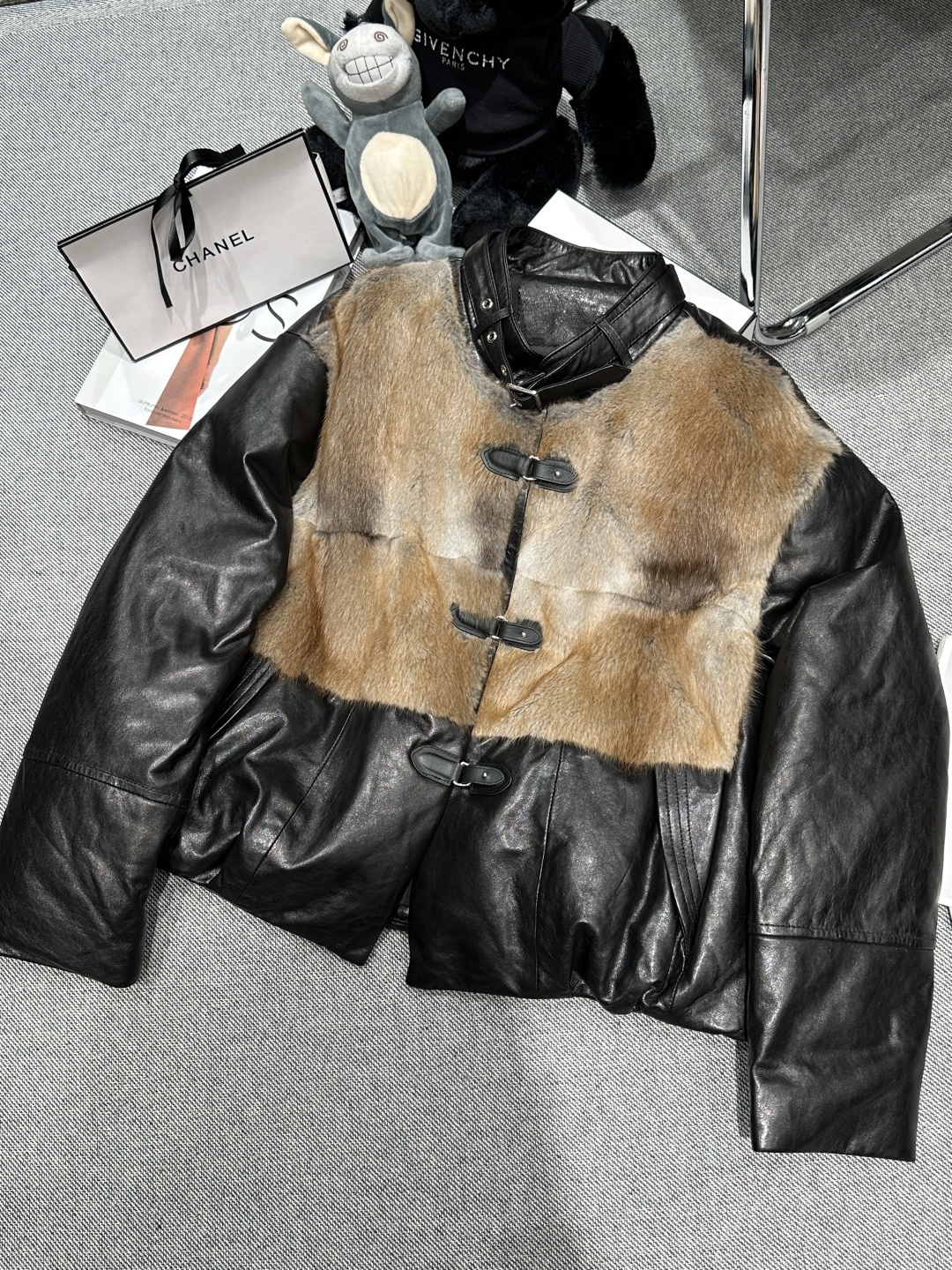 NO:610393,Equipped with dust bag - BALMAI* - 2025 autumn and winter new leather down, the front panel is spliced ​​into mink fur, the fur is thick and soft!  The warmth is great!  Leather buckle embellishment, full of details, stand-up collar design, clean and neat. Filled with 90 white goose down inside, SMLXL, balmain, down jacket, alexander wang19860909配防尘袋——BALMAI*——2025秋冬新款皮羽绒,前幅拼接进水貂毛皮,皮毛浓密柔软！保暖性超棒！皮扣点缀,细节满满,立领设计,干净利落.内里填充90白鹅绒,SMLXL,,balmain,down jacket,alexander wang,Women's clothing