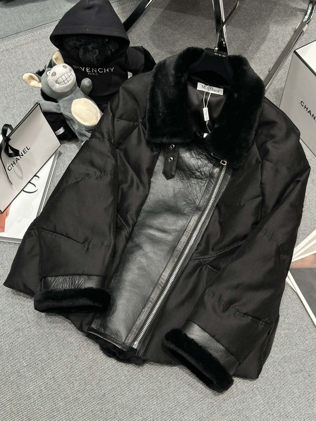 NO:611111,Comes with dust bag - MaxMar* - 2025 autumn and winter new fur integrated goose down jacket, with large lapel design, super glossy silk fabric, cuffs and collar integrated with lamb fur, the overall style is simple and elegant, filled with 90 white goose down, size S-XL,, real silk, alexander wang19860909配防尘袋——MaxMar*——2025秋冬新款皮毛一体鹅绒服,采用大翻领设计,光泽感超强真丝面料,袖口和领子采用羊羔毛皮一体,整体版型简约大气,填充90白鹅绒,码数S-XL,,real silk,alexander wang,Women's clothing