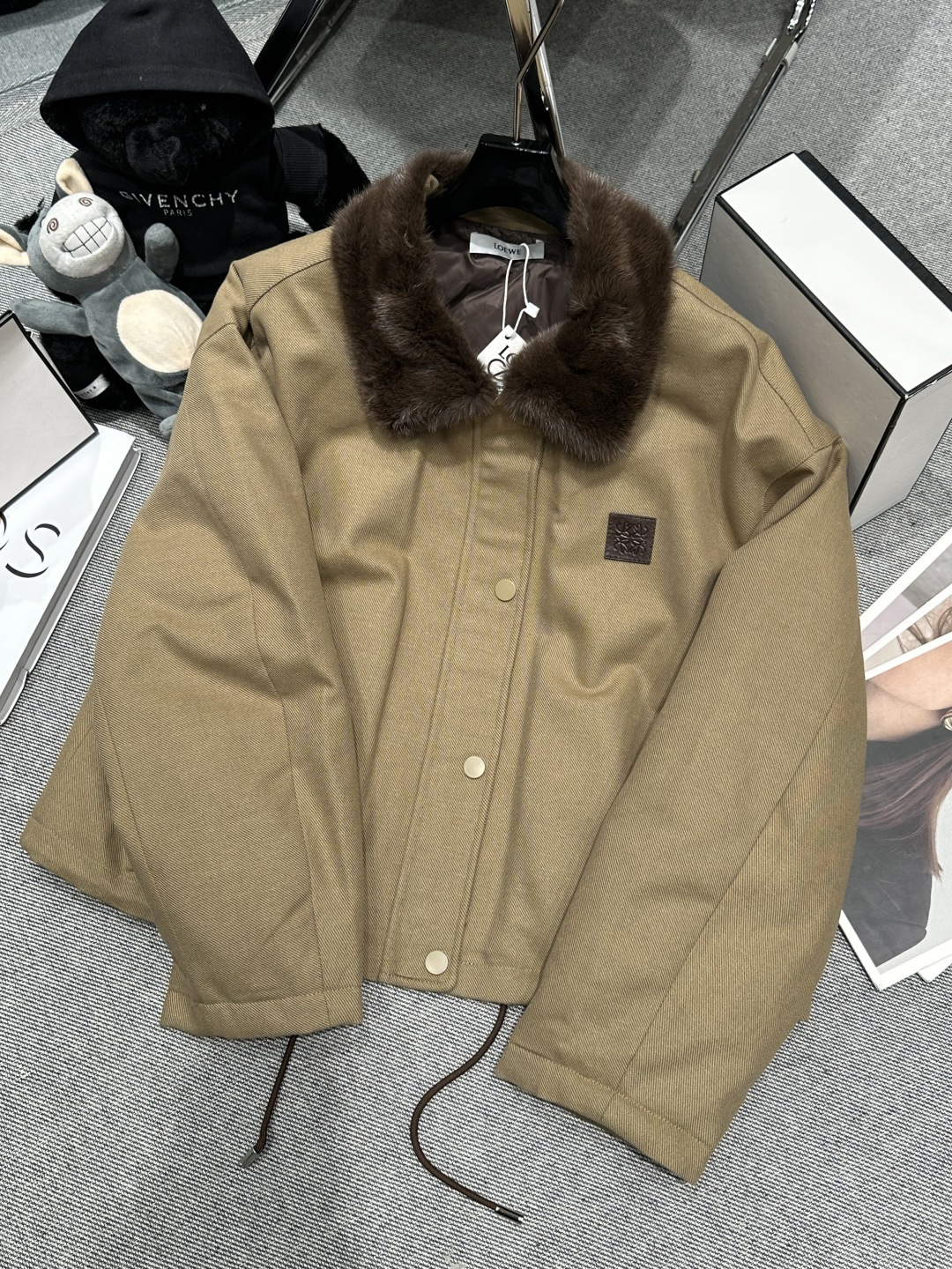 NO:611115,Equipped with dust bag - LOEW* - 2025 autumn and winter new mink collar down jacket, the collar is made of mink imported from Denmark, leather logo label on the chest, 90 white goose down, both warm and fashionable, size S-XL,, loewe, down jacket, alexander wang19860909配防尘袋——LOEW*——2025秋冬新款拼貂领羽绒服,领口采用丹麦进口貂,胸前皮质logo贴标,90白鹅绒,兼具保暖性与时尚感,码数S-XL,,loewe,down jacket,alexander wang,Women's clothing