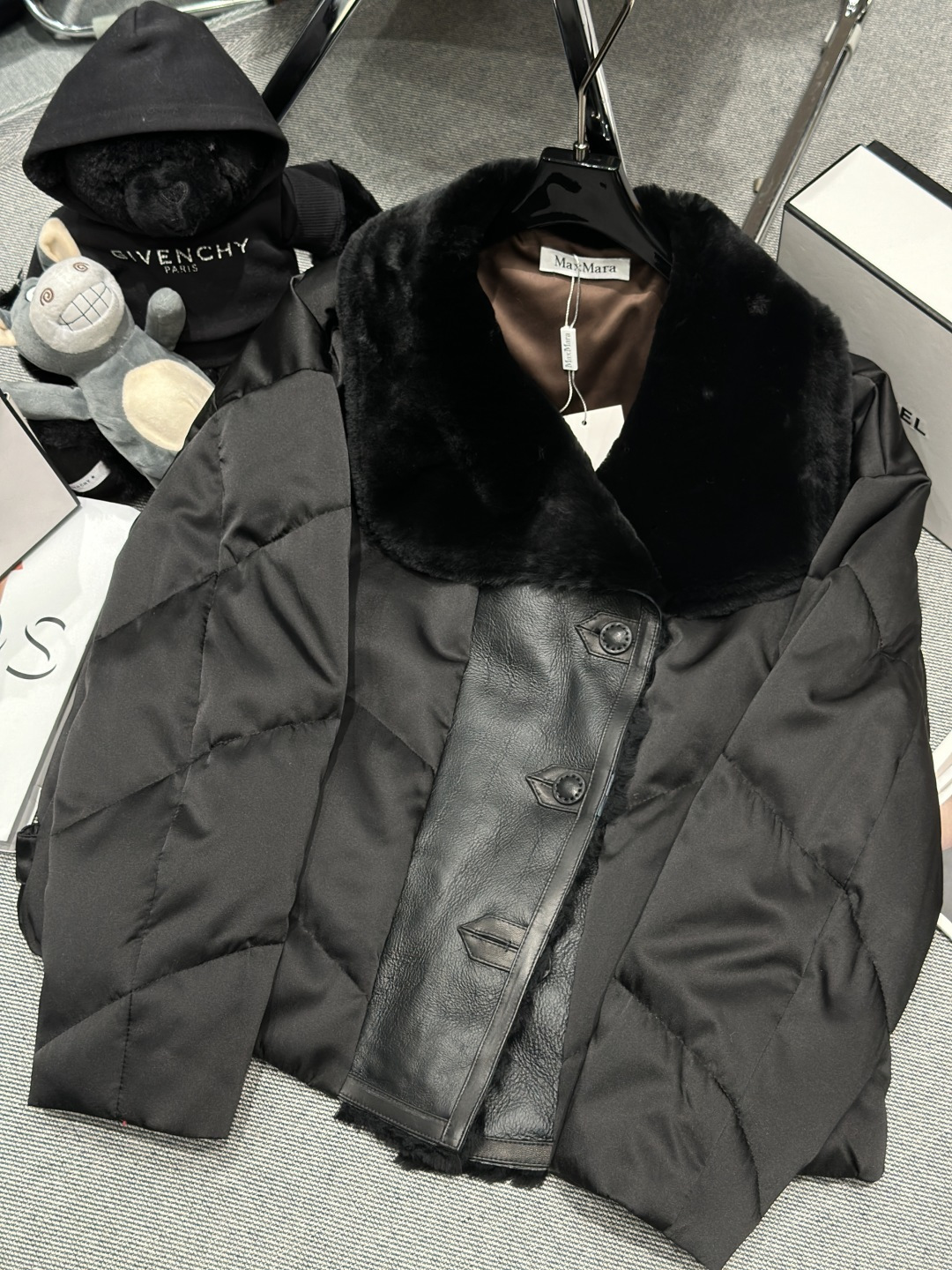 NO:611119,Comes with dust bag - MaxMar* - 2025 autumn and winter new fur integrated goose down jacket, with large lapel design, super glossy silk fabric, the collar is integrated with lamb fur, the overall style is simple and elegant, filled with 90 white goose down, size S-XL,, real silk, alexander wang19860909配防尘袋——MaxMar*——2025秋冬新款皮毛一体鹅绒服,采用大翻领设计,光泽感超强真丝面料,领子采用羊羔毛皮一体,整体版型简约大气,填充90白鹅绒,码数S-XL,,real silk,alexander wang,Women's clothing