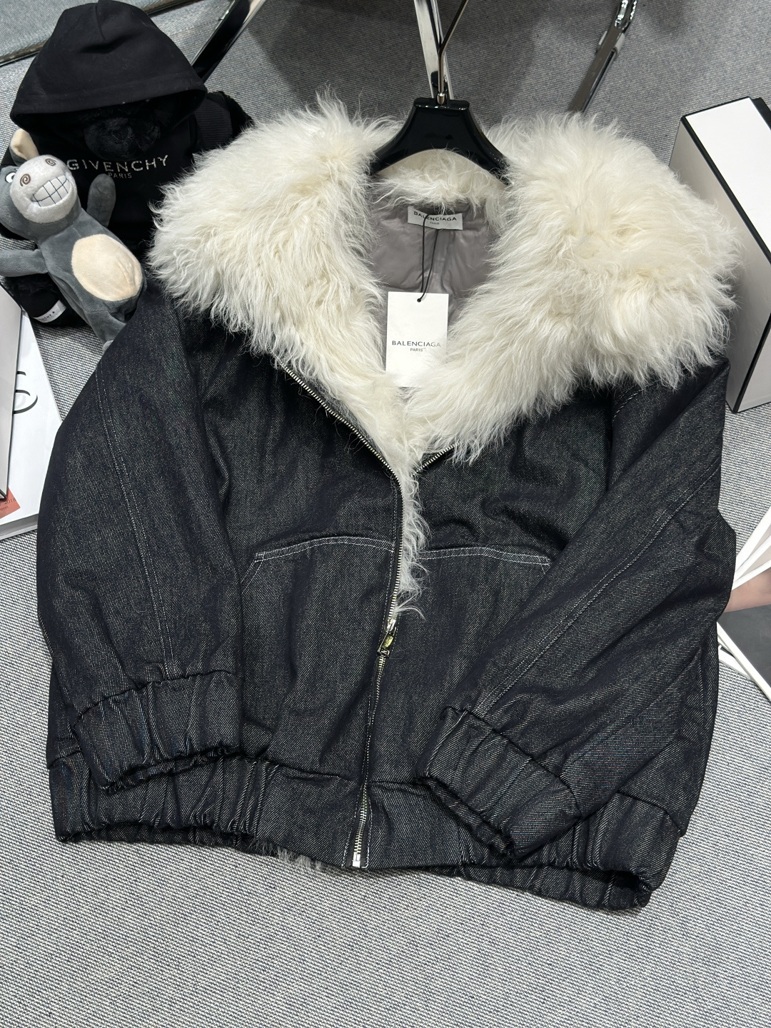 NO:611123,Equipped with dust bag - BALANCAG* - 2025 new autumn and winter mountain carving wool collar down jacket, hooded design and workwear patch pocket denim fabric, full of American retro street feel!  Big lamb fur collar, fluffy and soft, eye-catching, lining filled with 90 white goose down, SM,, down jacket, hats, alexander wang19860909配防尘袋——BALANCAG*——2025秋冬新款座山雕羊毛领羽绒服,连帽设计和工装贴袋牛仔面料,充满了美式复古的街头感！大大的羊羔毛领,蓬松柔软,抓人眼球,内胆填充90白鹅绒,SM,,down jacket,hats,alexander wang,Women's clothing