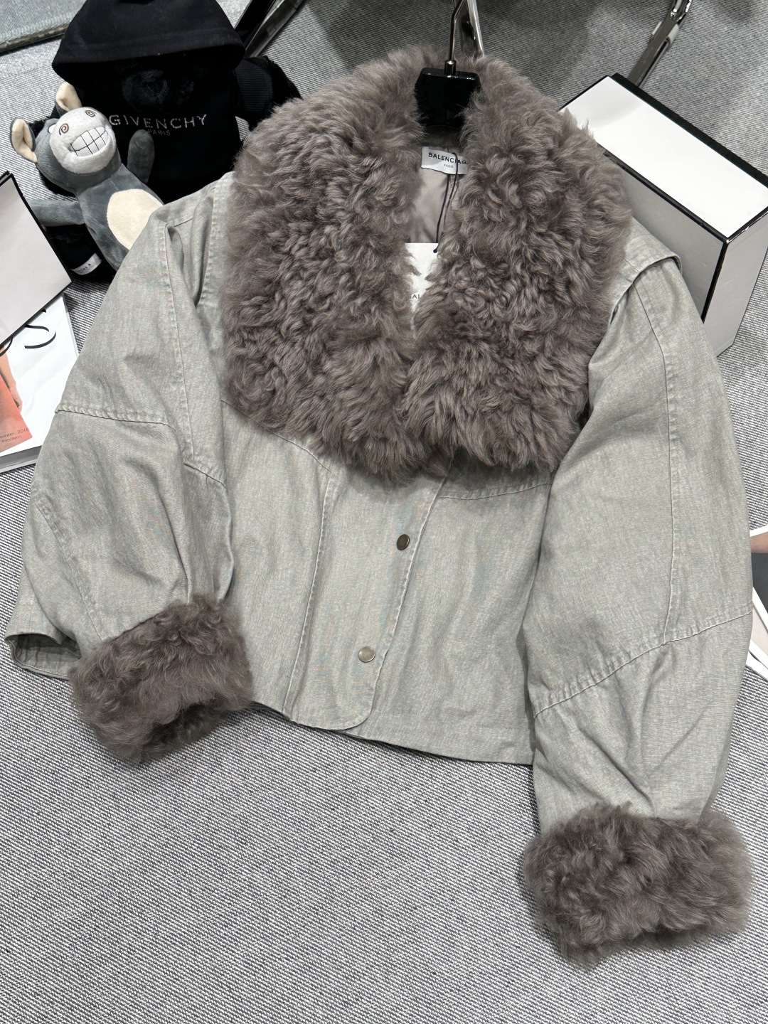 NO:611127,Equipped with dust bag - BALANCAG* - 2025 autumn and winter new wool collar parka goose down jacket, loose and short version, heavy denim fabric, retro workwear style, easily create a casual street feel!  Large wool collar, fluffy and soft. The cuffs are decorated with wool, full of layering. The liner is filled with 90 white goose down, SMLXL,, alexander wang19860909配防尘袋——BALANCAG*——2025秋冬新款羊卷毛领派克鹅绒服,宽松短款版型,重磅牛仔面料,复古工装风,轻松打造随性的街头感！大大的羊卷毛领,蓬松柔软.袖口羊卷毛装饰,层次感满满,内胆填充90白鹅绒,SMLXL,,alexander wang,Women's clothing