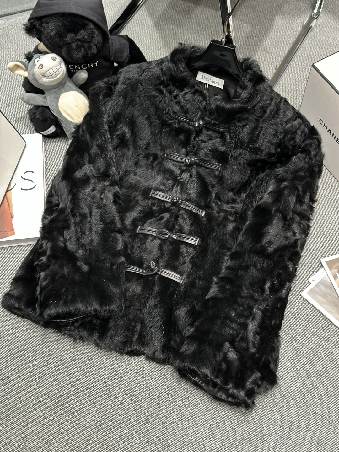 NO:621955,Equipped with dust bag - Max mar* - the new autumn and winter small lake sheep Tuscany, using top-grade small lake sheep, sheepskin buckle design, full of oriental charm, both in style and texture, there is nothing to say, the upper body is fashionable and generous SMLXL,, sheepskin, alexander wang19860909配防尘袋——Max mar*——秋冬新款小湖羊托斯卡纳,采用顶级小湖羊,绵羊皮盘扣设计,东方韵味满满无论是版型还是质感都是无话可说的,上身时尚大方SMLXL,,sheepskin,alexander wang,Women's clothing