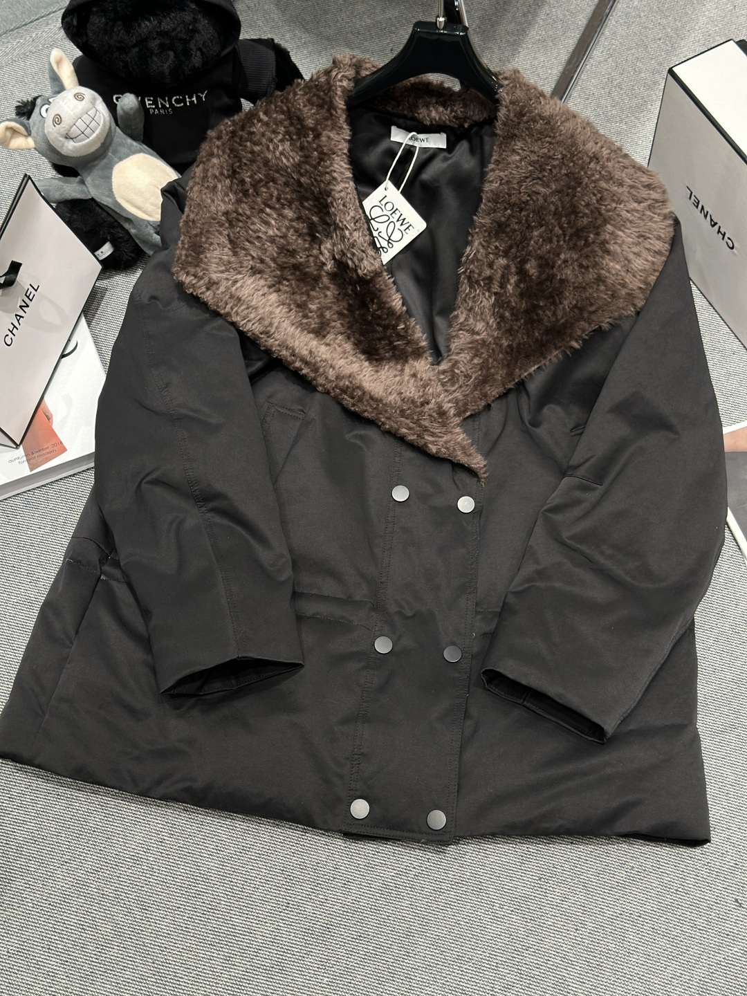 NO:621559,Equipped with dust bag - LOEW* - the new autumn and winter Lagon fur collar down jacket, the collar is made of imported Lagon fur, with a large lapel design, full of layering!  The loose silhouette is highly tolerant, and the drawstring design at the hem is super flattering. 90 white goose down, both warm and fashionable, size S-XL, loewe, down jacket, alexander wang19860909配防尘袋——LOEW*——秋冬新款拉贡毛领羽绒服,领口采用进口拉贡皮毛一体,大翻领设计,层次感十足！宽松廓形包容性强,下摆抽绳设计,超显身材.90白鹅绒,兼具保暖性与时尚感,码数S-XL,,loewe,down jacket,alexander wang,Women's clothing