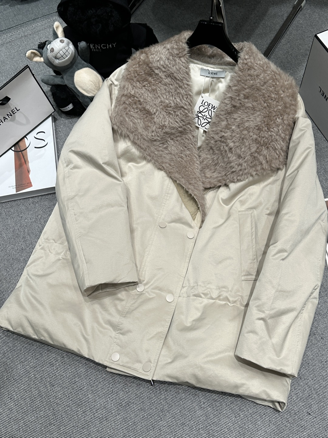 NO:621562,Equipped with dust bag 3 - LOEW* - the new autumn and winter Lagon fur collar down jacket, the collar is made of imported Lagon fur, with a large lapel design, full of layering!  The loose silhouette is highly tolerant, and the drawstring design at the hem is super flattering. 90 white goose down, both warm and fashionable, size S-XL, loewe, down jacket, alexander wang19860909配防尘袋3——LOEW*——秋冬新款拉贡毛领羽绒服,领口采用进口拉贡皮毛一体,大翻领设计,层次感十足！宽松廓形包容性强,下摆抽绳设计,超显身材.90白鹅绒,兼具保暖性与时尚感,码数S-XL,,loewe,down jacket,alexander wang,Women's clothing