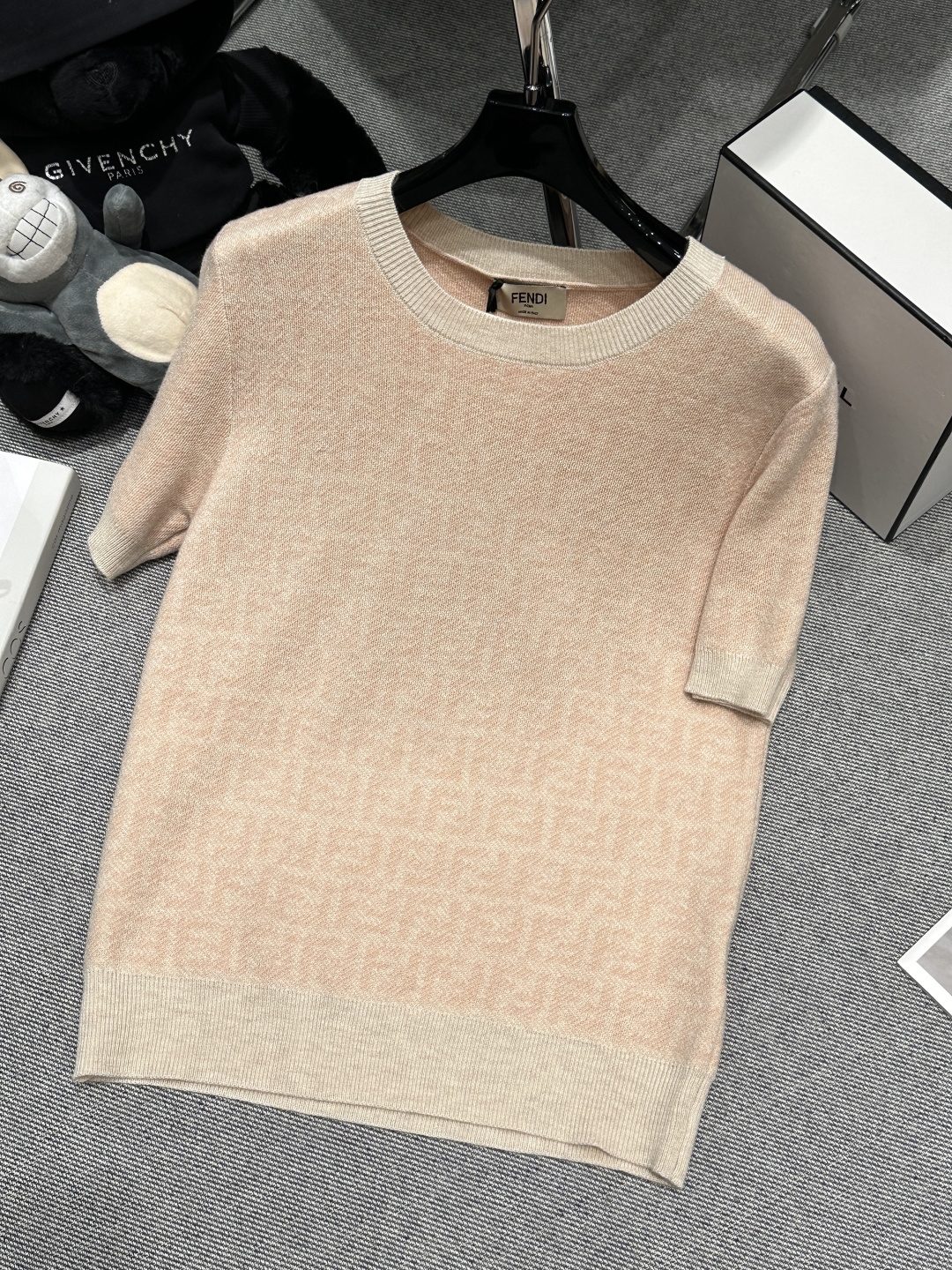 NO:621922,——FEND*——New autumn and winter presbyopic short-sleeved sweater, made of high-quality yarn, soft and skin-friendly, light pink, gentle and versatile, size S-XL, fendi, T-shirt, alexander wang19860909——FEND*——秋冬新款老花短袖针织衫,采用高品质纱线柔软亲肤,淡粉色温柔百搭,码数S-XL,,fendi,T-shirt,alexander wang,Women's clothing