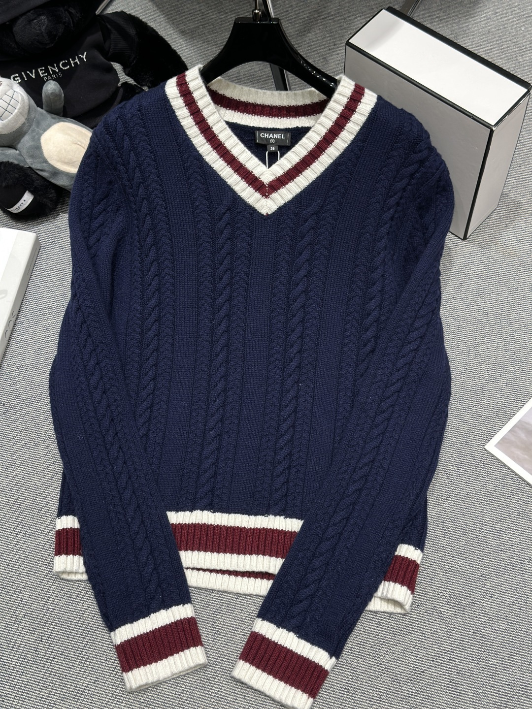 NO:636327,——Chane*——2025 new autumn and winter contrasting V-neck sweater, V-neck hem contrasting stripe design, twist pattern, full of college style!  Size SML, Chanel-clothing, chanel, chanel, alexander wang19860909——Chane*——2025秋冬新款撞色V领针织衫,V领袖口下摆撞色条纹设计,麻花图案,学院风满满！码数SML,香奈儿-服装,chanel,chanel,alexander wang,Women's clothing