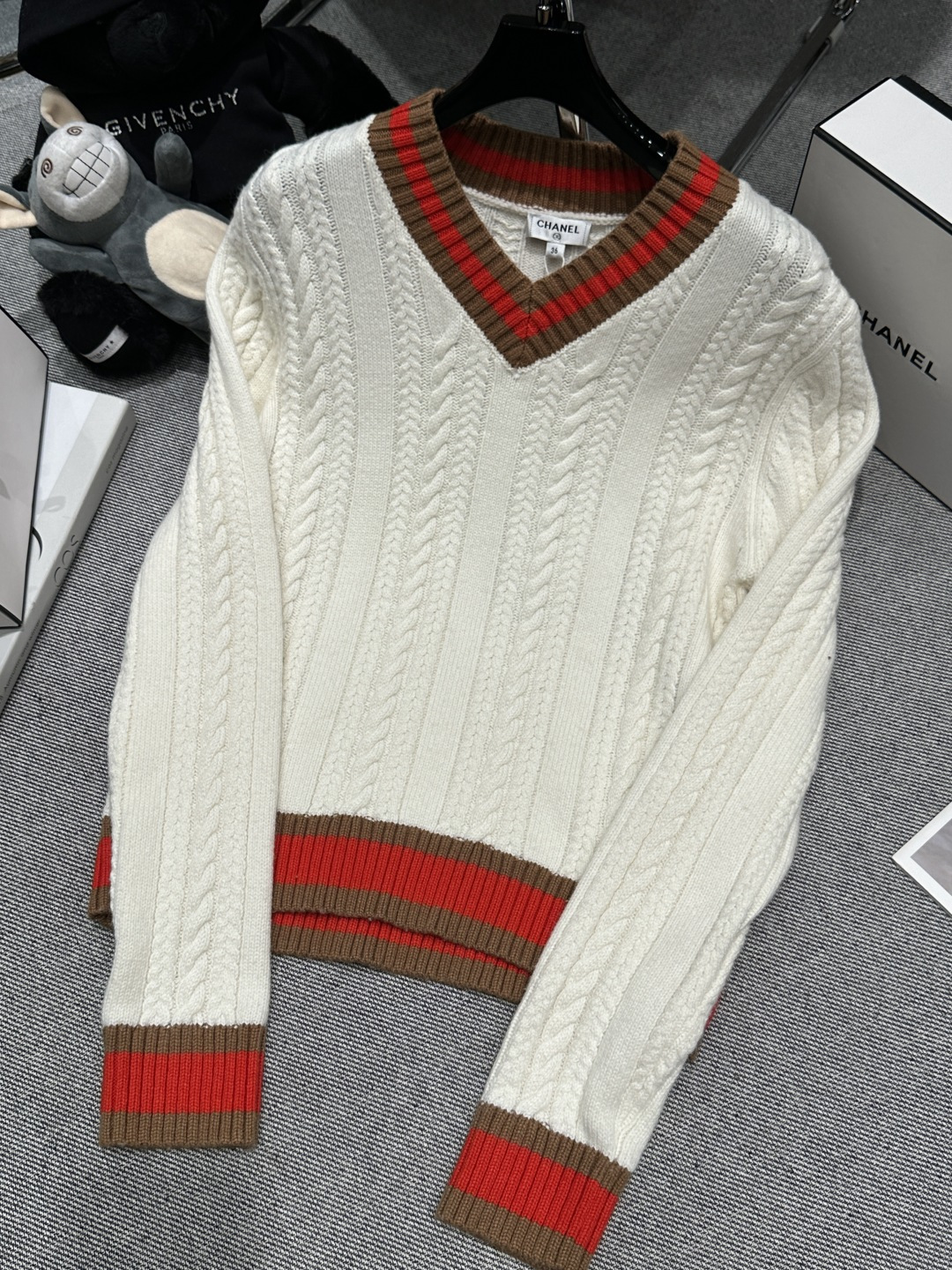 NO:621928,——Chane*——New autumn and winter contrast color V-neck sweater, V collar hem contrast stripe design, twist pattern, full of college style!  Code number SML,,chanel,alexander wang19860909——Chane*——秋冬新款撞色V领针织衫,V领袖口下摆撞色条纹设计,麻花图案,学院风满满！码数SML,,chanel,alexander wang,Women's clothing