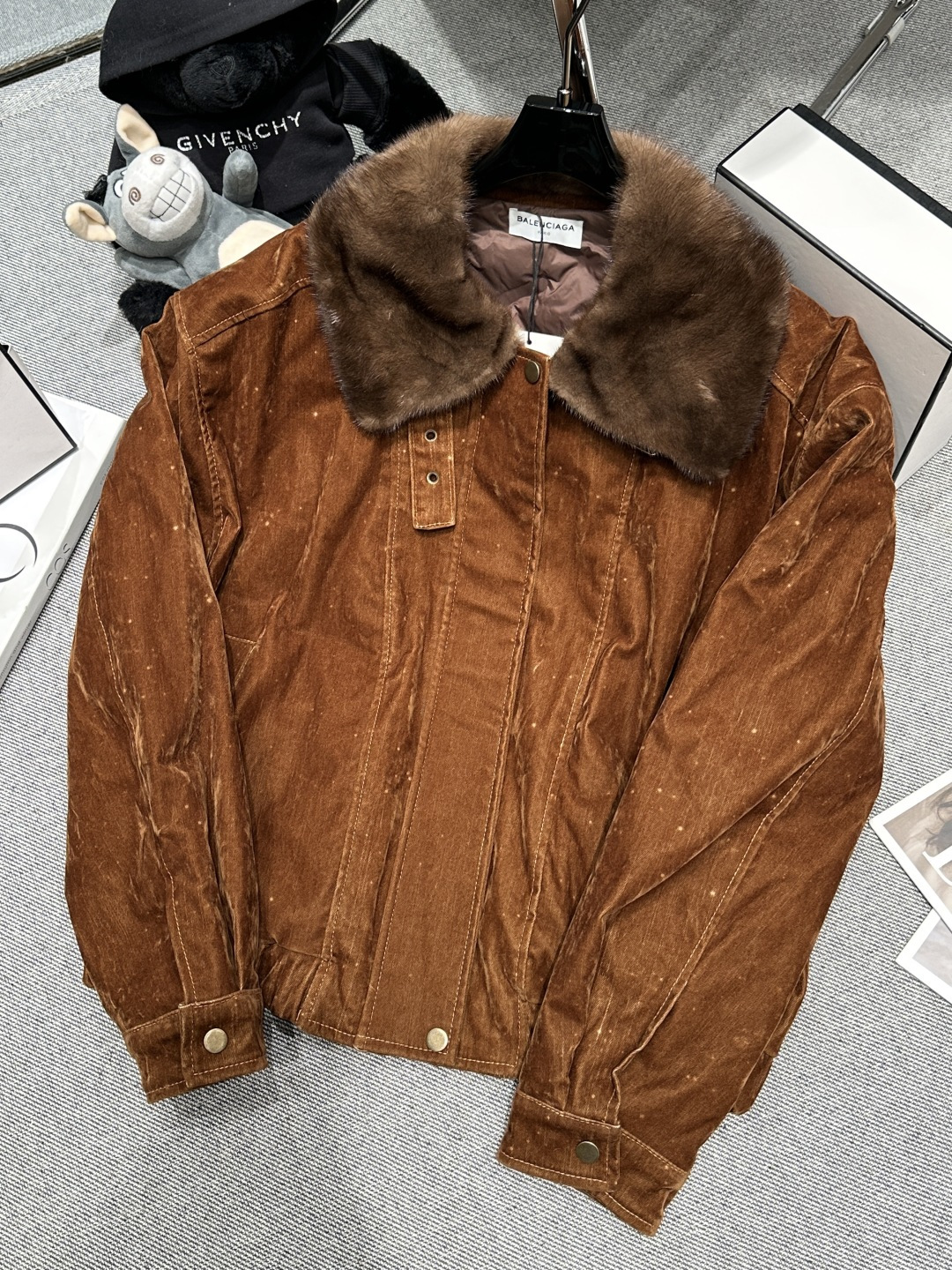 NO:624738,Equipped with dust bag - BALANCAG* - 2025 autumn and winter new mink collar goose down jacket, the collar is made of imported mink fur, and it feels super soft!  The corduroy fabric has a retro feel, the inner liner is filled with 90 white goose down, and the upper body is super beautiful SMLXL,,alexander wang19860909配防尘袋——BALANCAG*——2025秋冬新款水貂领鹅绒服,领口采用进口水貂毛,手感超柔软！灯芯绒面料自带复古感,内胆填充90白鹅绒,上身超级好看SMLXL,,alexander wang,Women's clothing