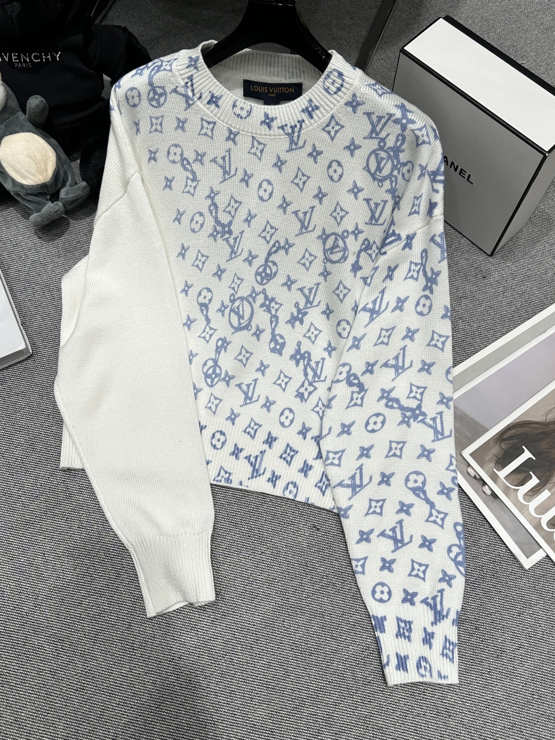 NO:621934,——LV—— New autumn and winter wool sweaters, on sale on the official website, milky white and blue presbyopia, full of artistic sense!  The classic presbyopic pattern makes the brand highly recognizable and eye-catching for daily wear. SML, Louis Vuitton, Alexander Wang19860909——LV——秋冬新款羊毛针织衫,官网在售,奶白色蓝色老花,艺术感满满！经典老花图案,品牌辨识度起高,日常穿搭也很亮眼.SML,,louis vuitton,alexander wang,Women's clothing