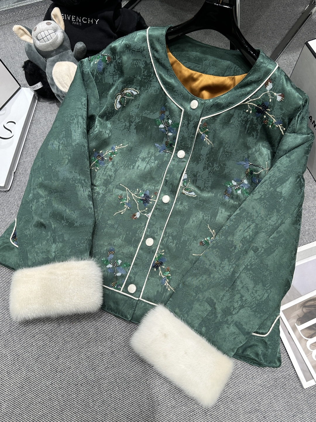 NO:623895,Equipped with dust bag - National style series* - new autumn and winter new Chinese style mink goose down jacket, exquisite floral embroidery, full of Chinese charm cuffs spliced ​​with imported mink hair, liner filled with 90 white goose down, SMLXL,, alexander wang19860909配防尘袋——国风系列*——秋冬新款新中式拼水貂鹅绒服,精致花卉刺绣,满满的中式韵味袖口拼接进口水貂毛,内胆填充90白鹅绒,SMLXL,,alexander wang,Women's clothing