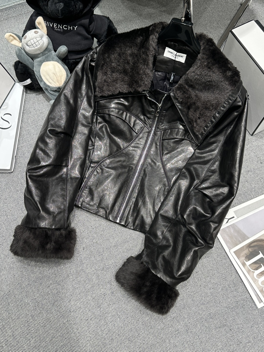 NO:624750,Equipped with dust bag - YSL - 2025 autumn and winter new Lagon fur collar leather down, made of high-quality sheep leather, with the collar and cuffs spliced ​​with Lagon sheep fur imported from France, full of velvet feel!  The short design makes you look taller and slimmer, and is suitable for high-waisted outfits. SMLXL, saint laurent, down jacket, sheepskin, alexander wang19860909配防尘袋 ——YSL——2025秋冬新款拉贡毛领皮羽绒,采用优质绵羊皮,领口和袖口拼接法国进口拉贡羊皮毛,绒感十足！短款设计显高显瘦,适合打造高腰线穿搭.SMLXL,,saint laurent,down jacket,sheepskin,alexander wang,Women's clothing