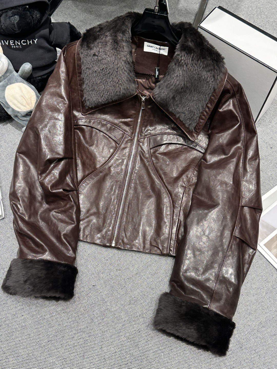 NO:624746,Equipped with dust bag - YSL - 2025 autumn and winter new Lagon fur collar leather down, made of high-quality sheep leather, with the collar and cuffs spliced ​​with French imported Lagon sheep fur, full of velvet feel!  The short design makes you look taller and slimmer, and is suitable for high-waisted outfits. SMLXL, saint laurent, down jacket, sheepskin, alexander wang19860909配防尘袋——YSL——2025秋冬新款拉贡毛领皮羽绒,采用优质绵羊皮,领口和袖口拼接法国进口拉贡羊皮毛,绒感十足！短款设计显高显瘦,适合打造高腰线穿搭.SMLXL,,saint laurent,down jacket,sheepskin,alexander wang,Women's clothing