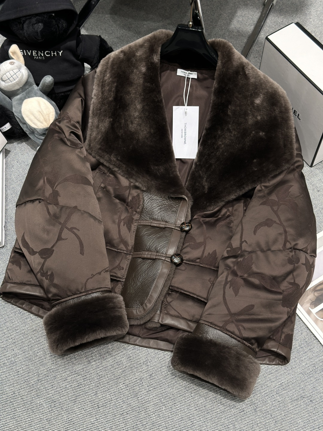 NO:621950,Comes with dust bag - TB - new autumn and winter fur integrated goose down jacket. The collar and cuffs are made of Merino wool imported from Australia. The large lapel design is warm and fashionable. It uses horn buttons and is super textured. SMLXl,, alexander wang19860909配防尘袋——TB——秋冬新款拼皮毛一体鹅绒服, 领口和袖口采用澳洲进口美丽诺羊毛皮毛一体,大翻领设计,保暖又时髦,选用牛角扣,超有质感.SMLXl,,alexander wang,Women's clothing